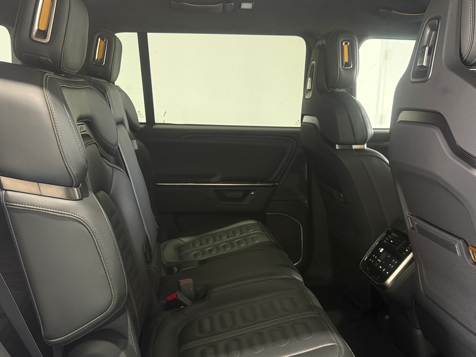 Thumbnail: 2025 Rivian R1S - 5