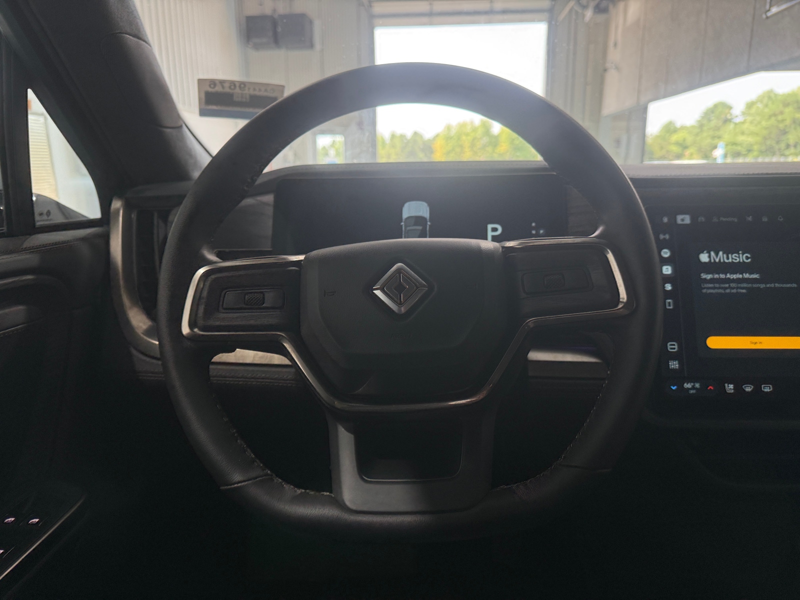 Thumbnail: 2025 Rivian R1S - 4