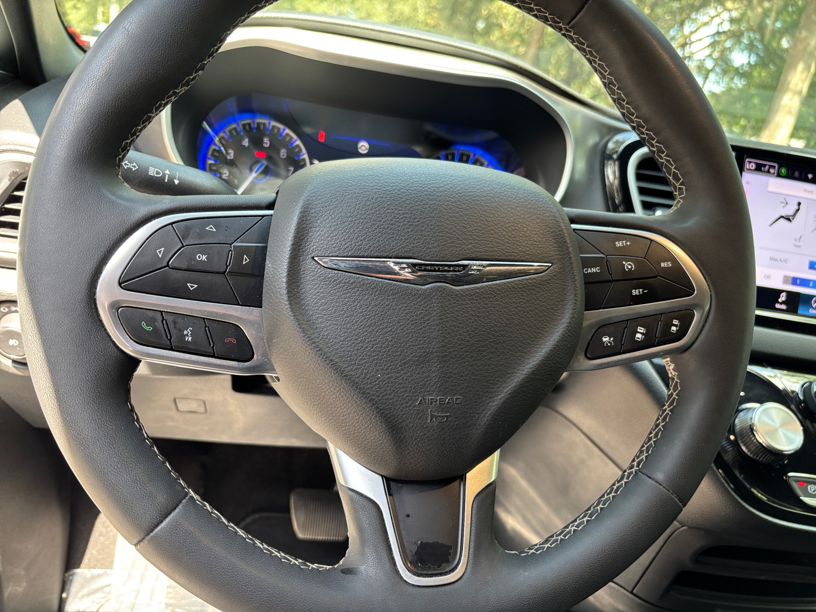 Thumbnail: 2025 Chrysler Pacifica - 4