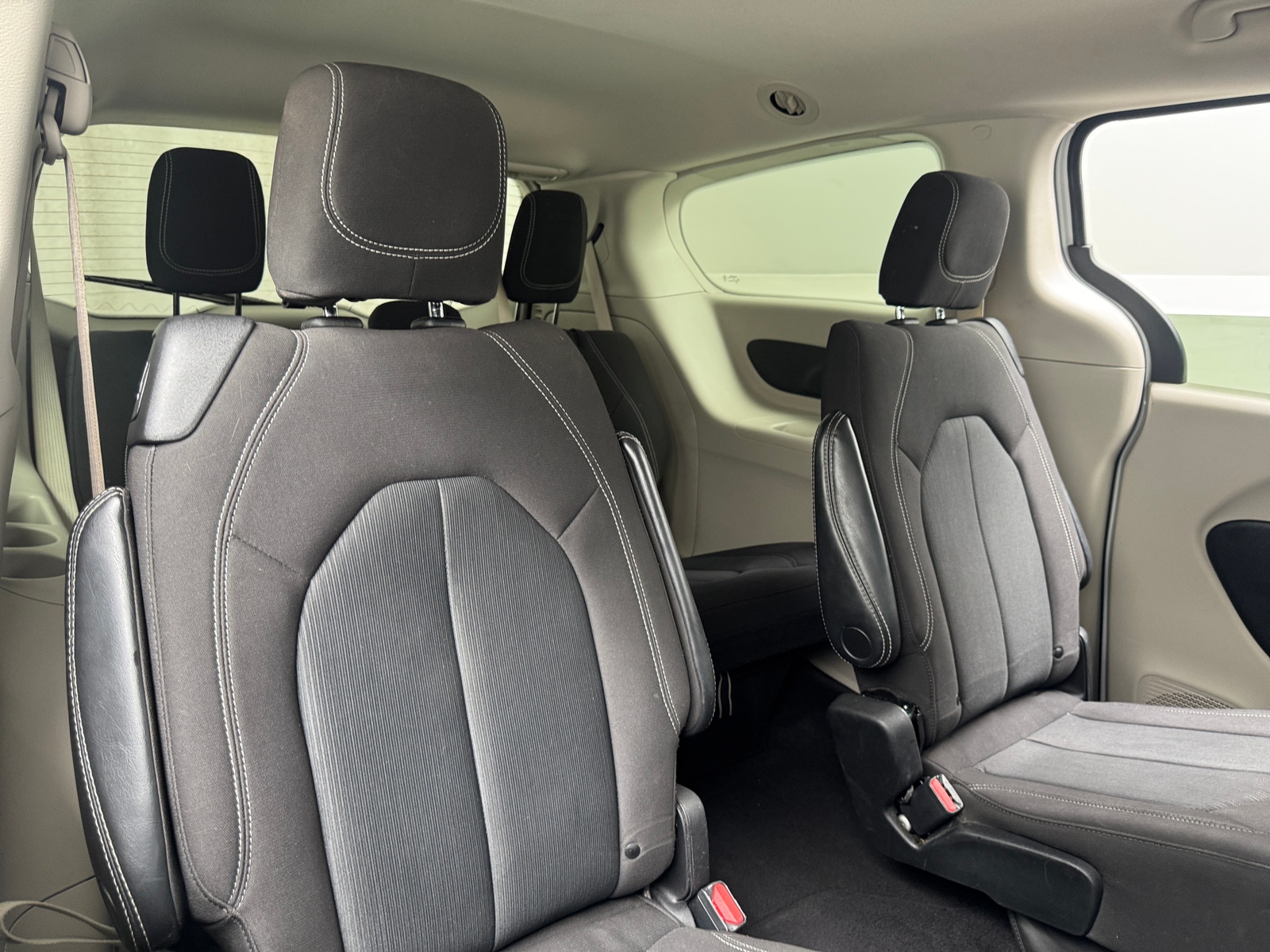 Thumbnail: 2022 Chrysler Voyager - 6