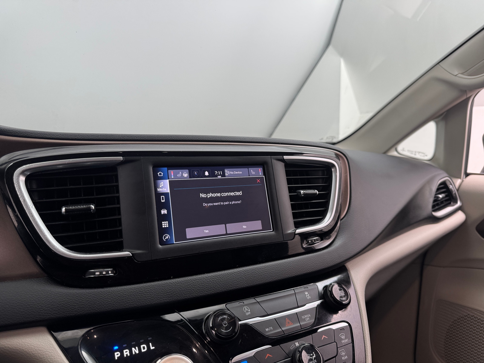 Thumbnail: 2022 Chrysler Voyager - 4