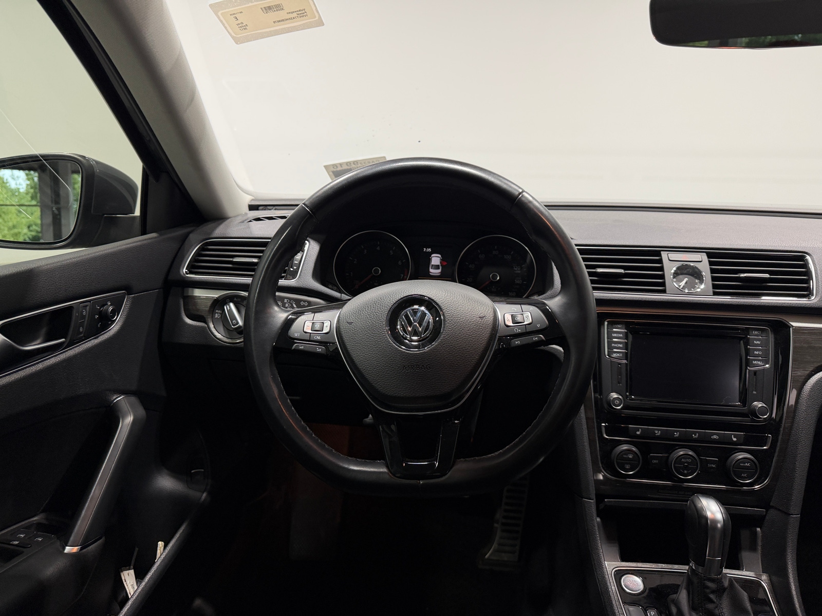 Thumbnail: 2017 Volkswagen Passat - 4