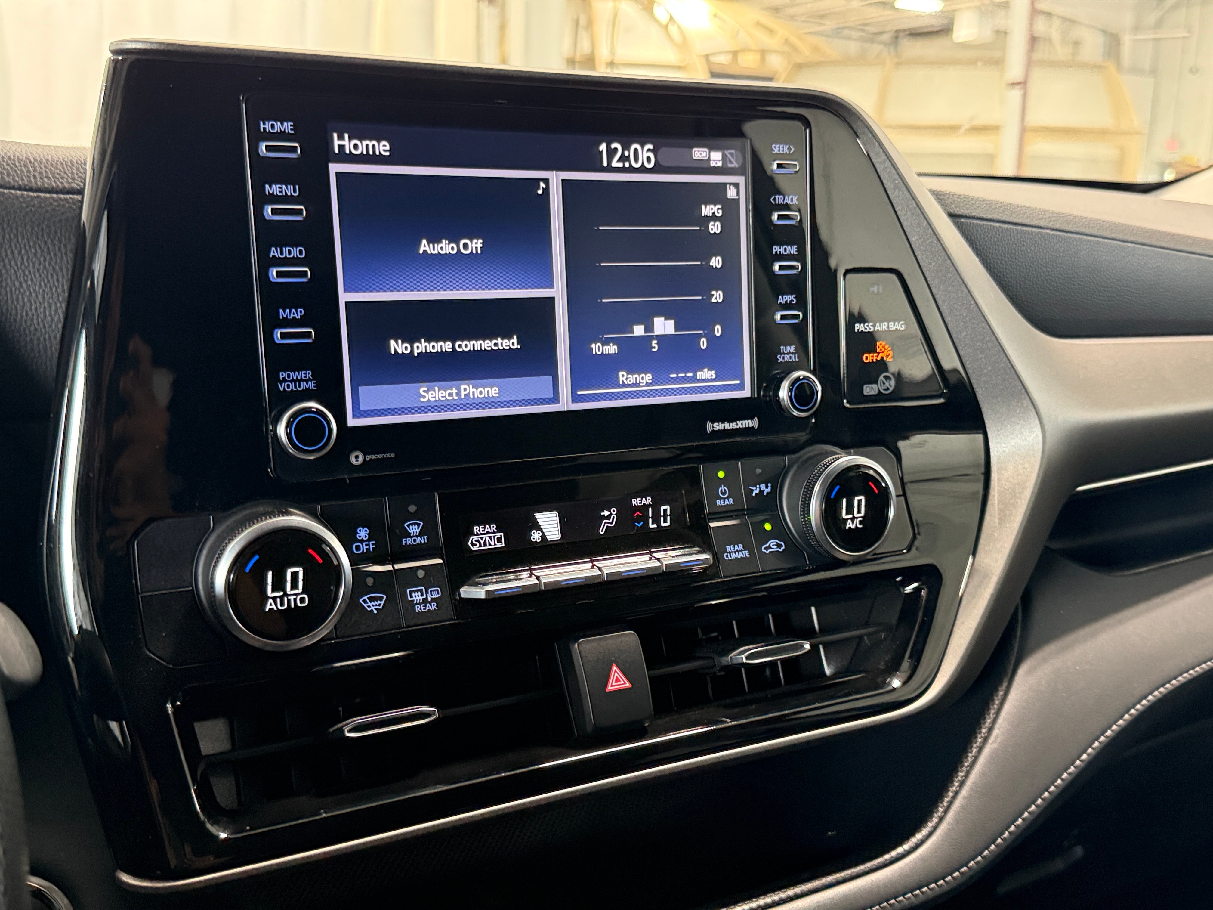 2022 Toyota Highlander L - Photo 14