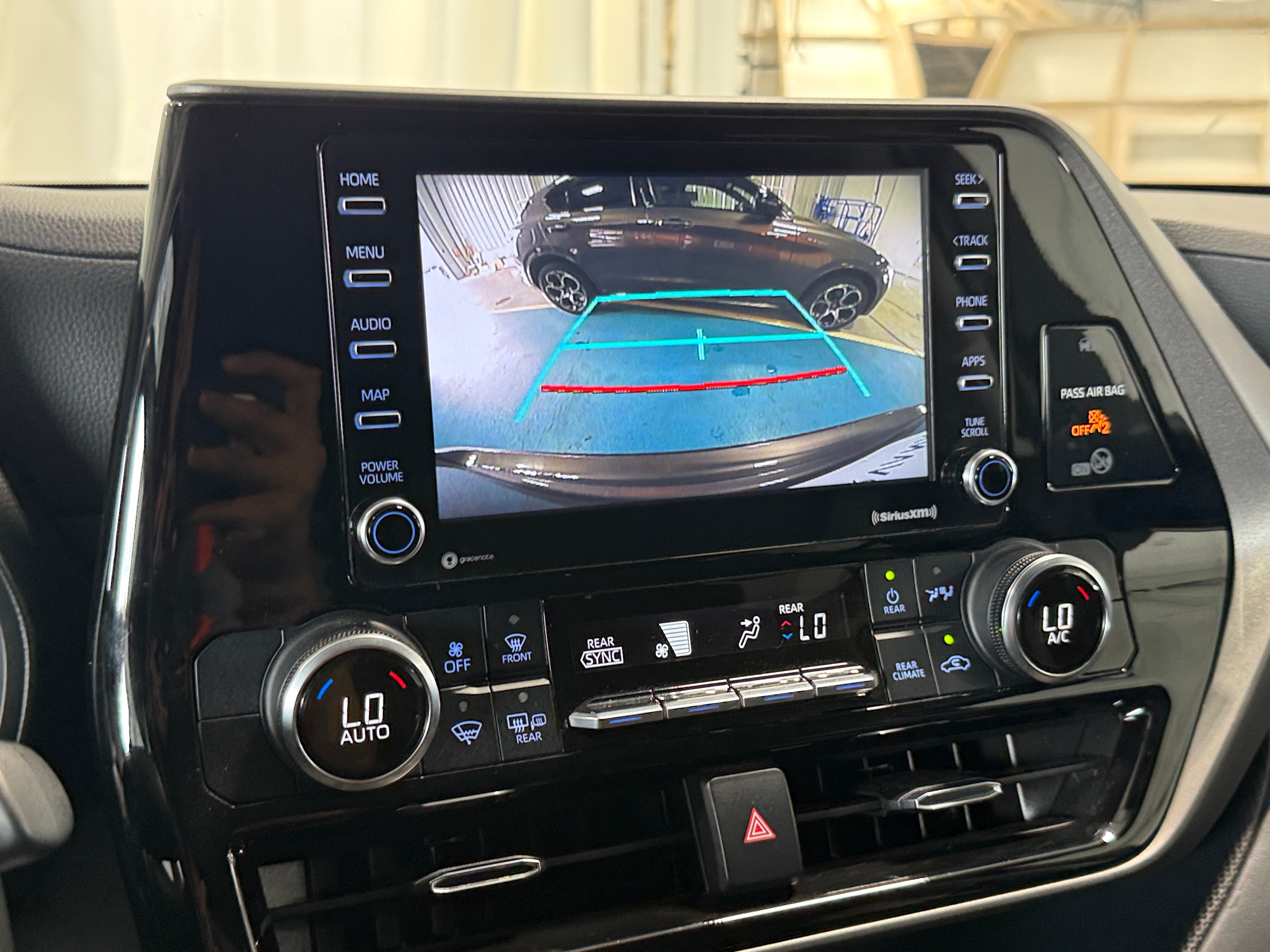 2022 Toyota Highlander L - Photo 13