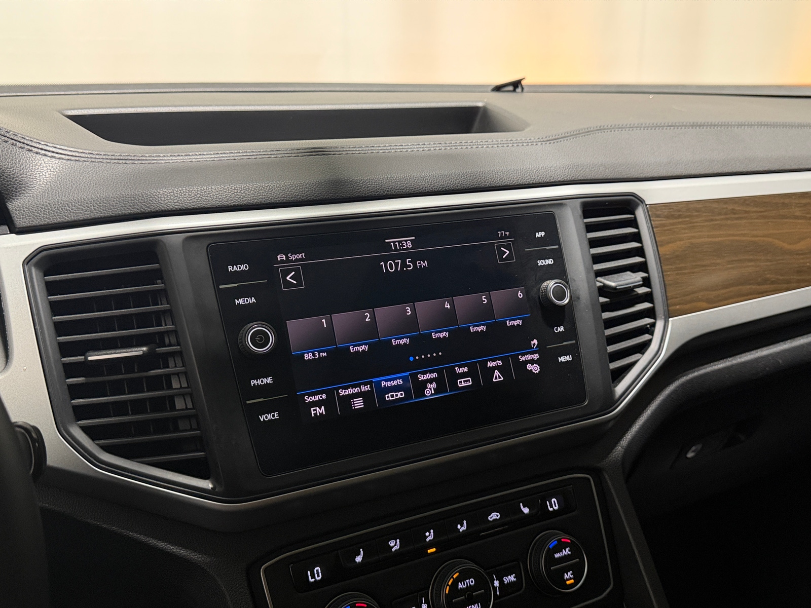 Thumbnail: 2021 Volkswagen Atlas - 3