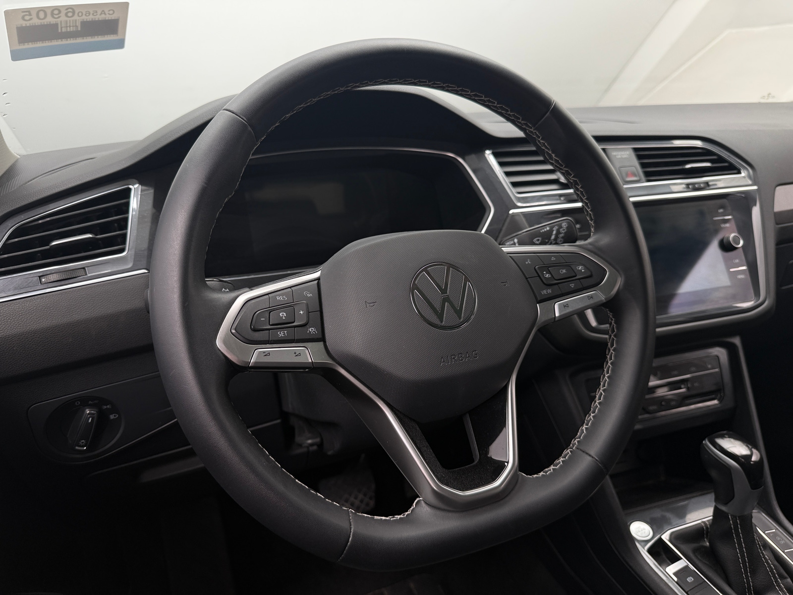 Thumbnail: 2023 Volkswagen Tiguan - 4