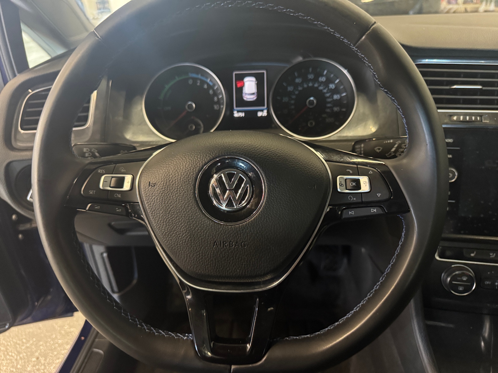 Thumbnail: 2017 Volkswagen e-Golf - 5