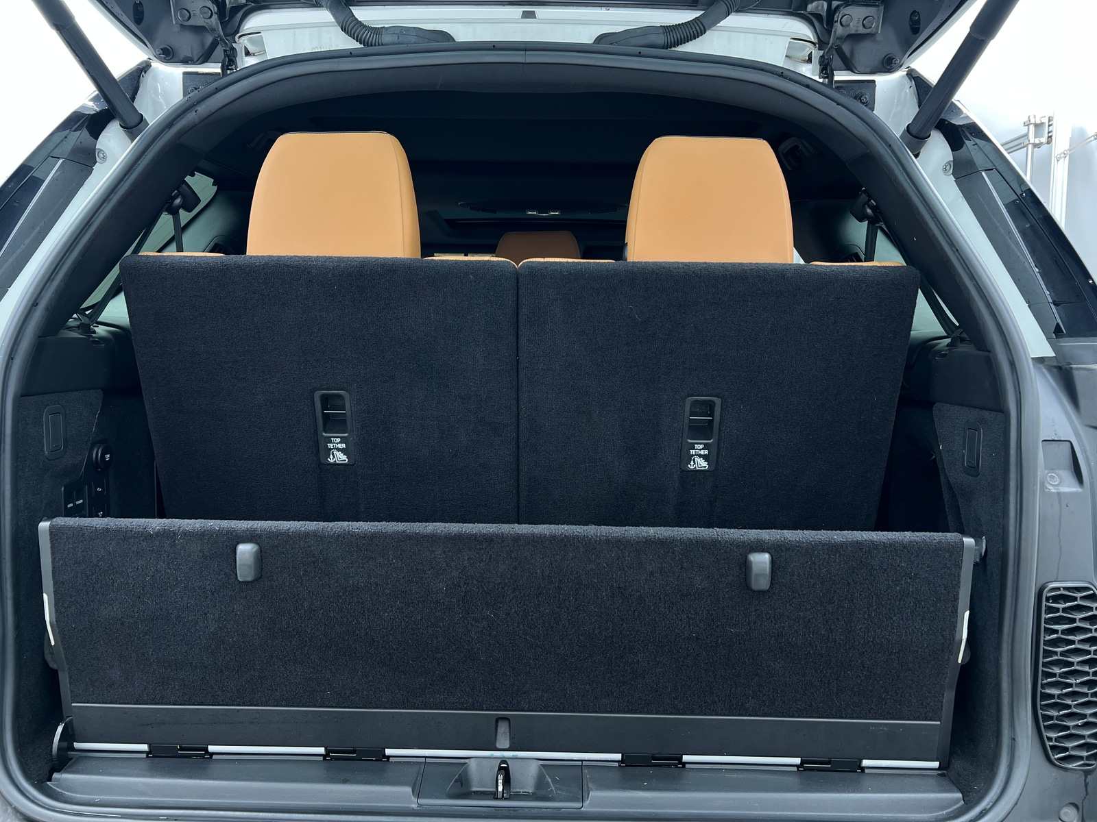 Thumbnail: 2019 Land Rover Discovery - 7