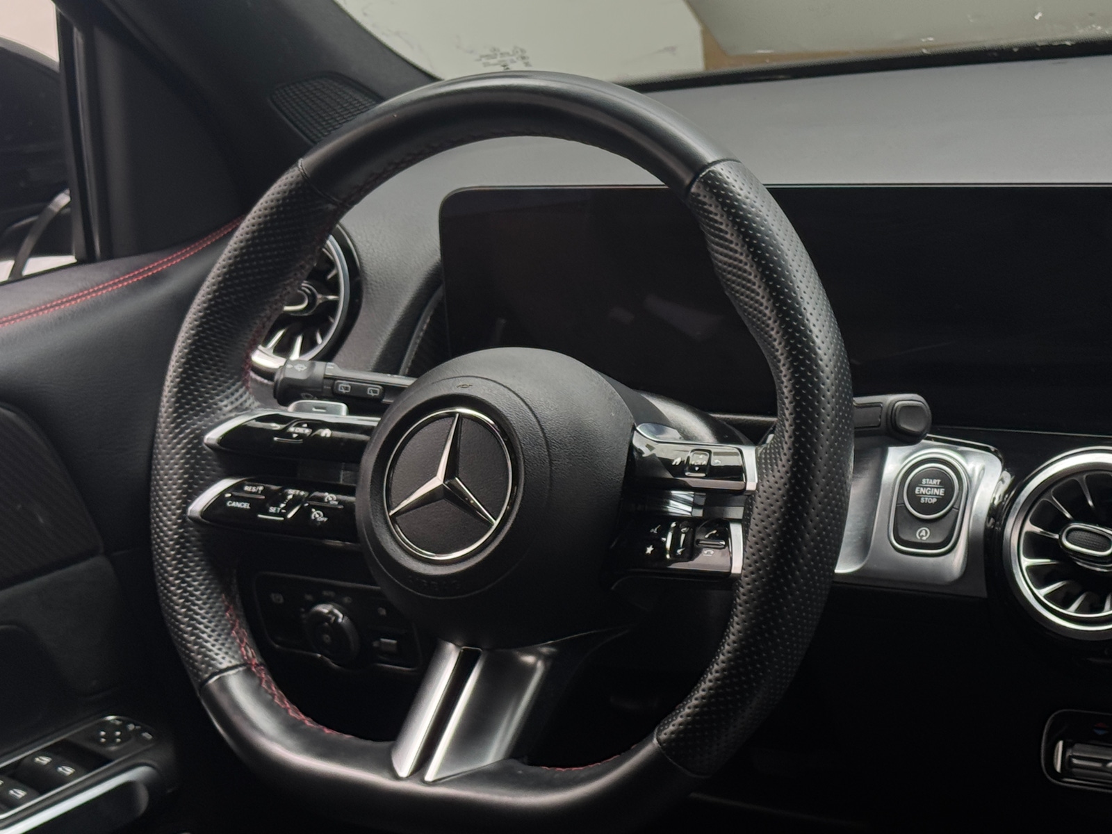 Thumbnail: 2024 Mercedes-Benz GLB - 4