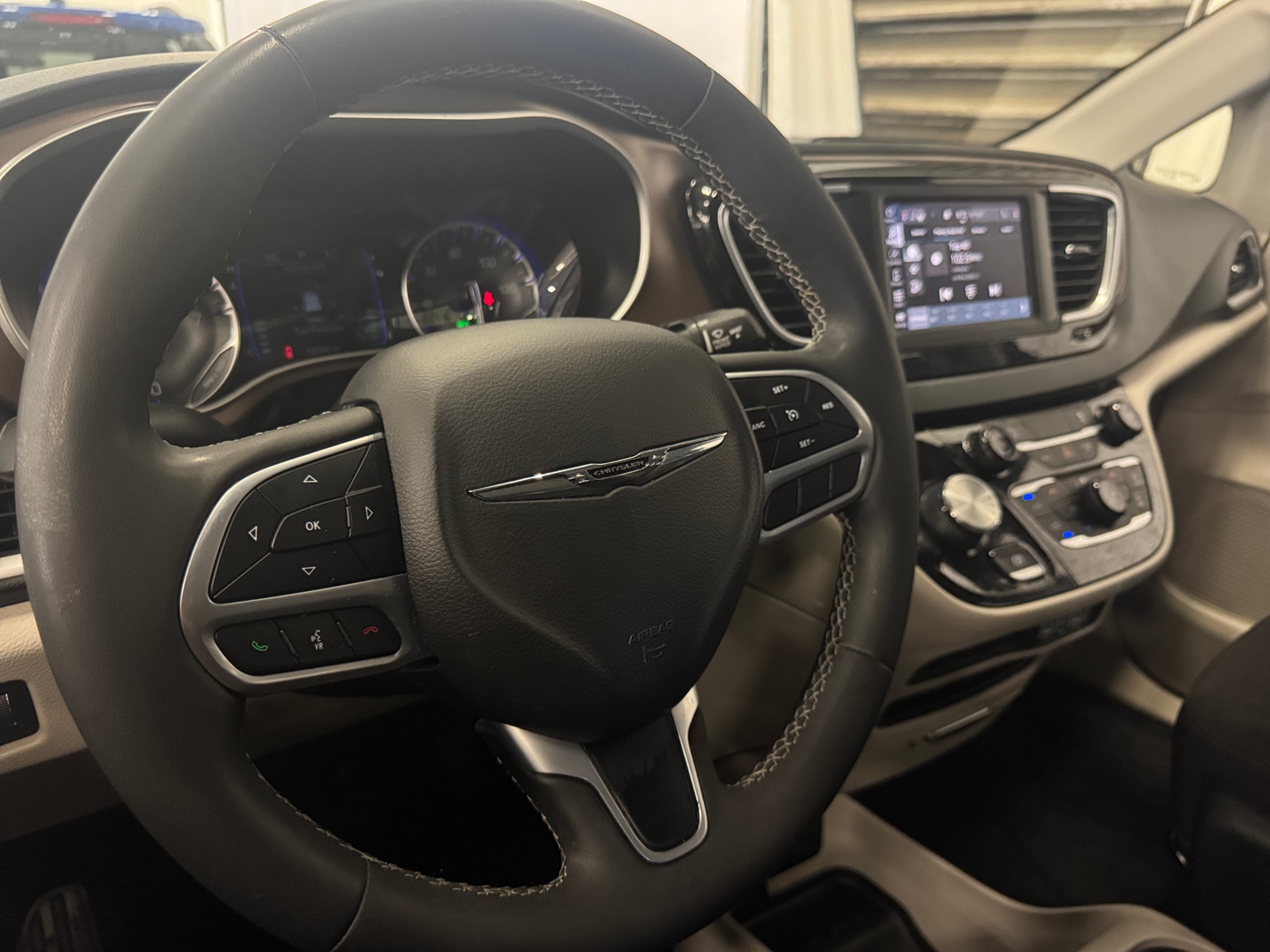 Thumbnail: 2023 Chrysler Voyager - 5