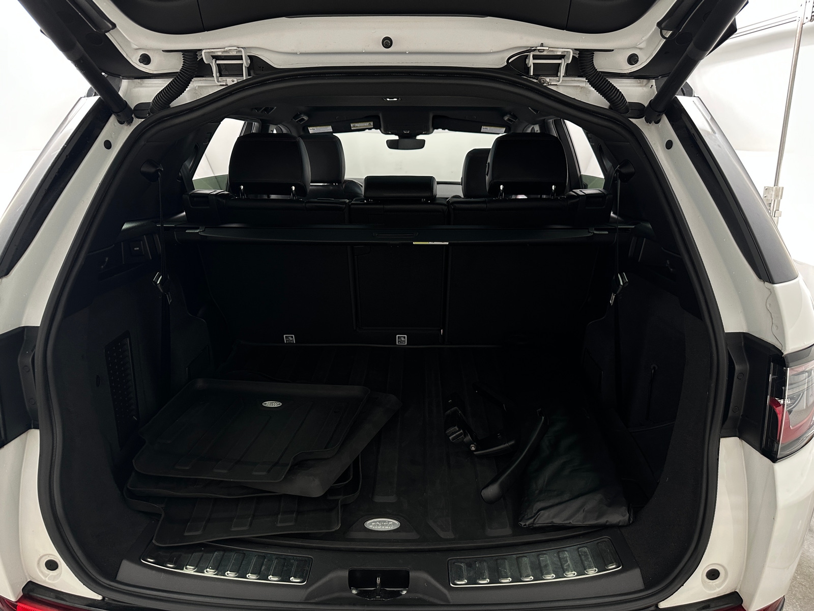Thumbnail: 2021 Land Rover Discovery Sport - 6