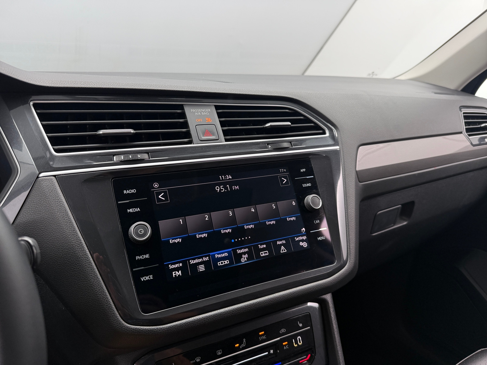Thumbnail: 2024 Volkswagen Tiguan - 4