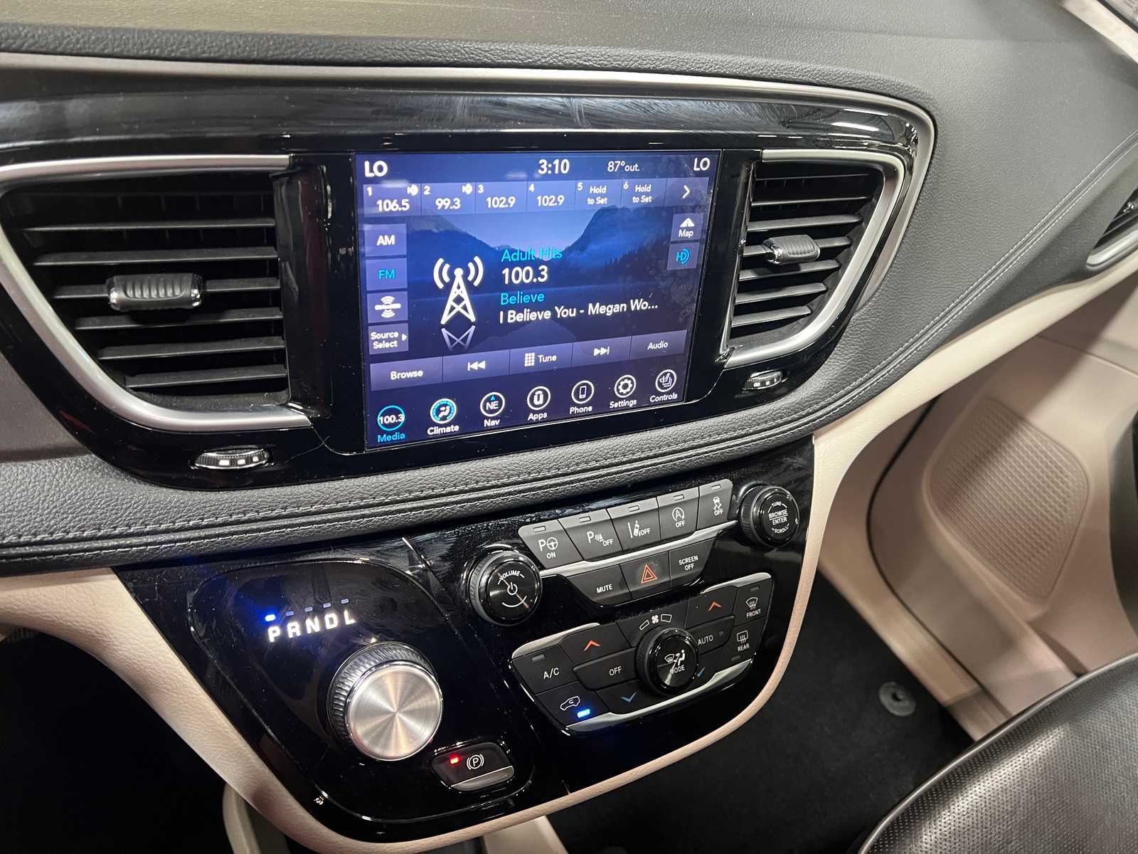 Thumbnail: 2019 Chrysler Pacifica - 3