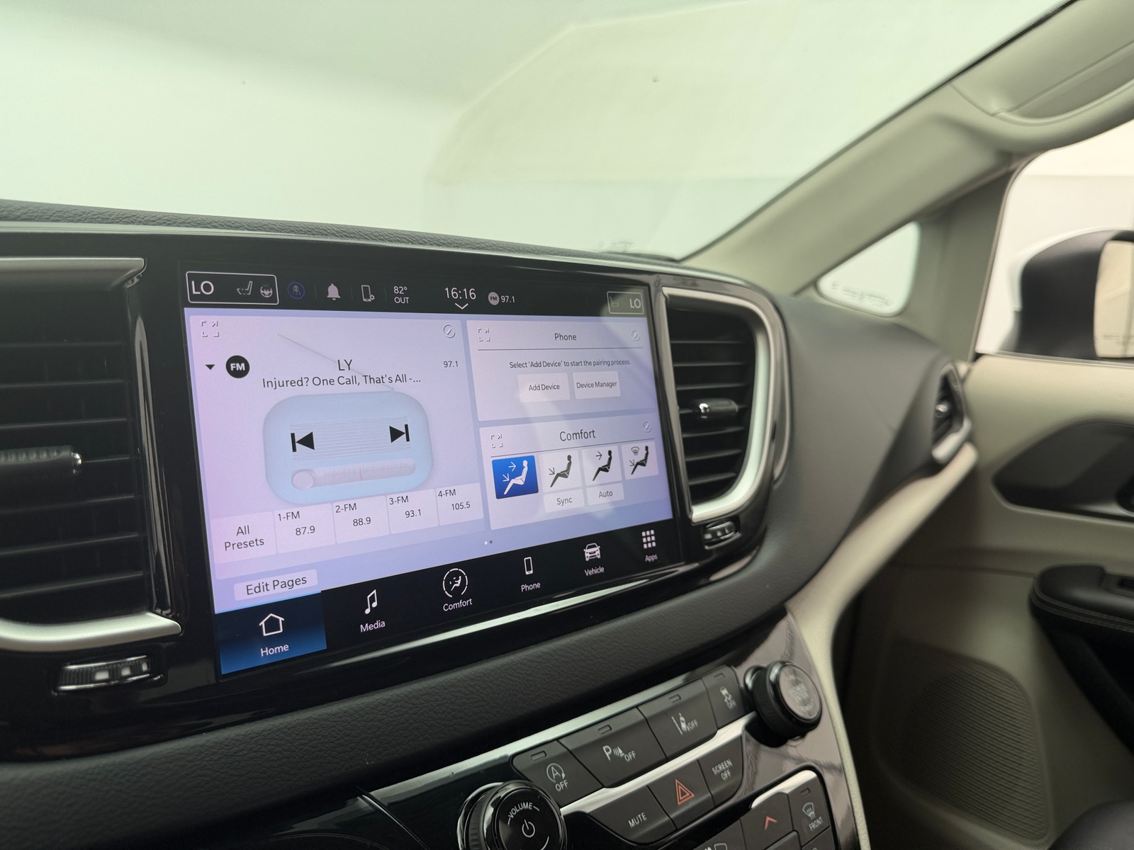 Thumbnail: 2023 Chrysler Pacifica - 3