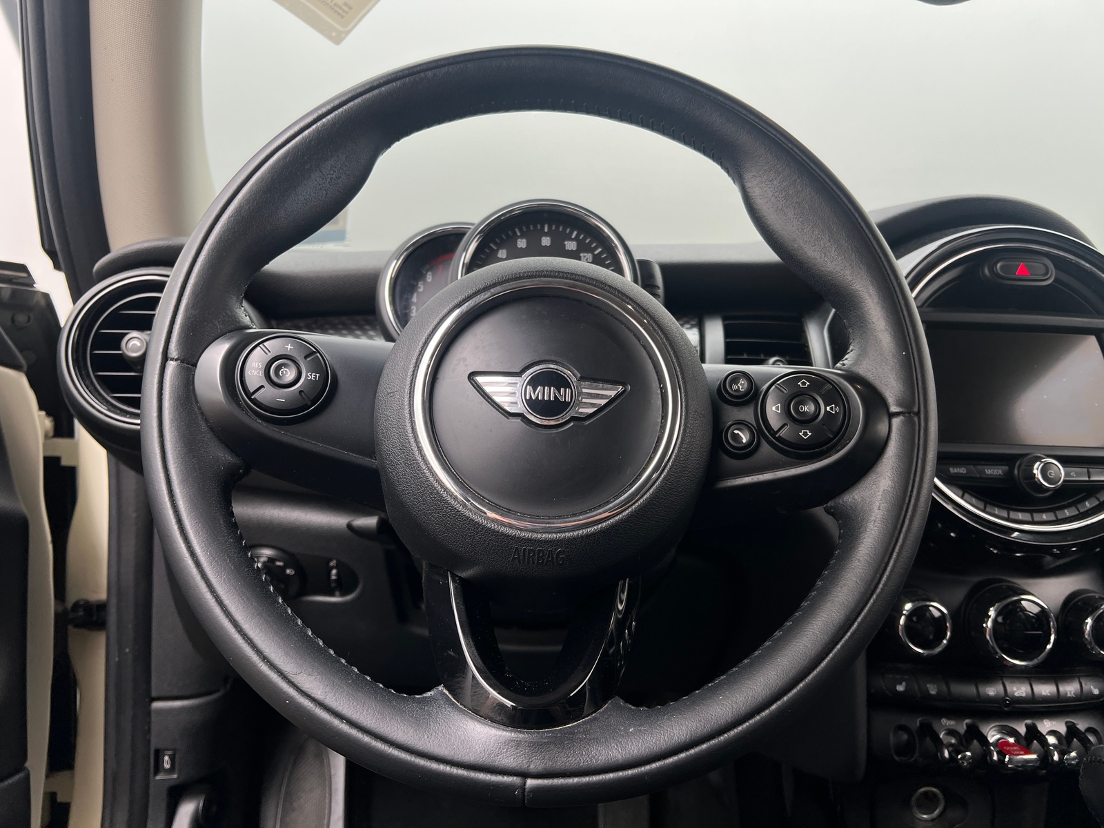 Thumbnail: 2017 MINI Cooper Hardtop - 4