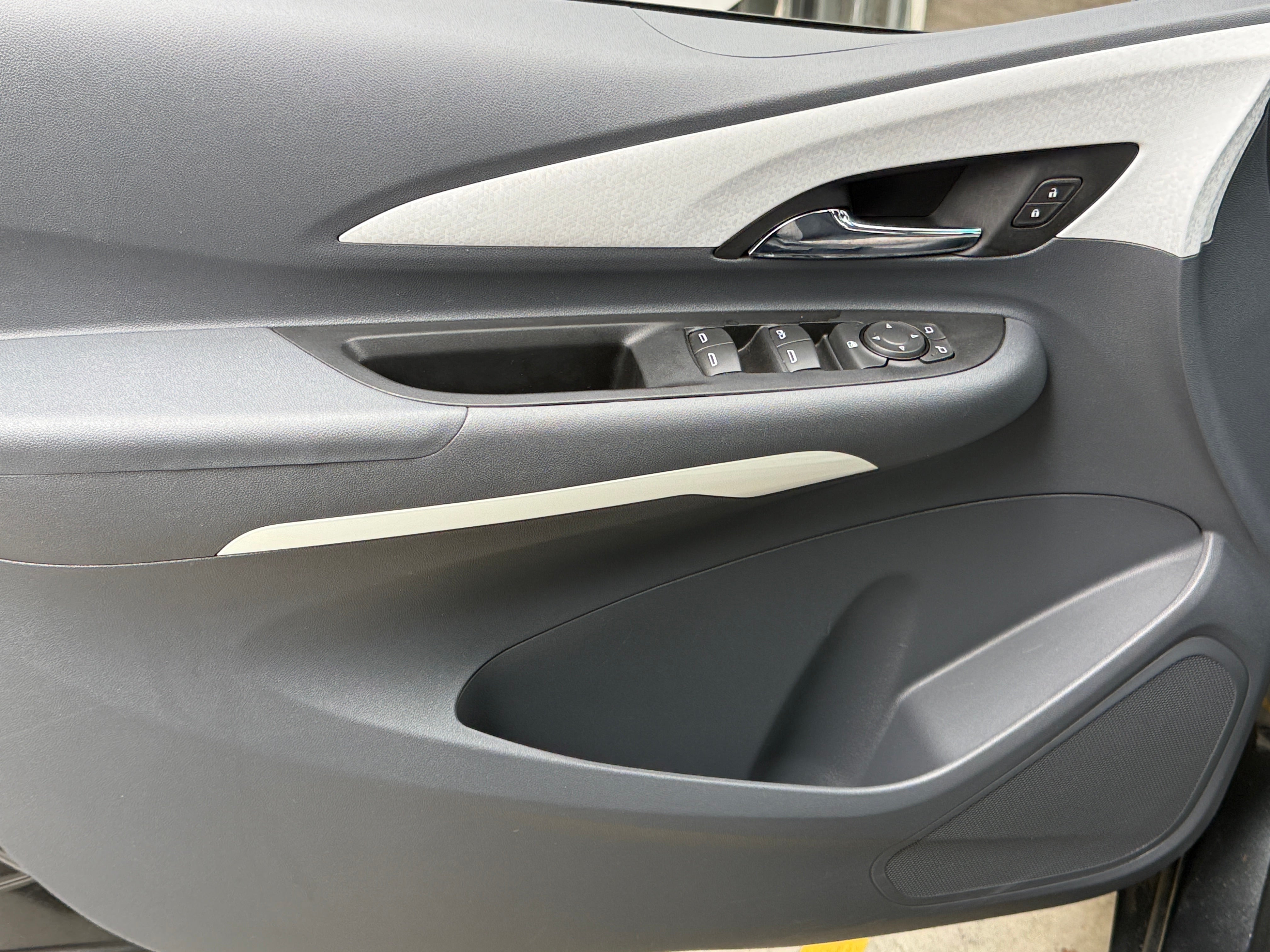 Used 2021 Chevrolet Bolt EV LT with VIN 1G1FY6S08M4107842 for sale in Pewaukee, WI