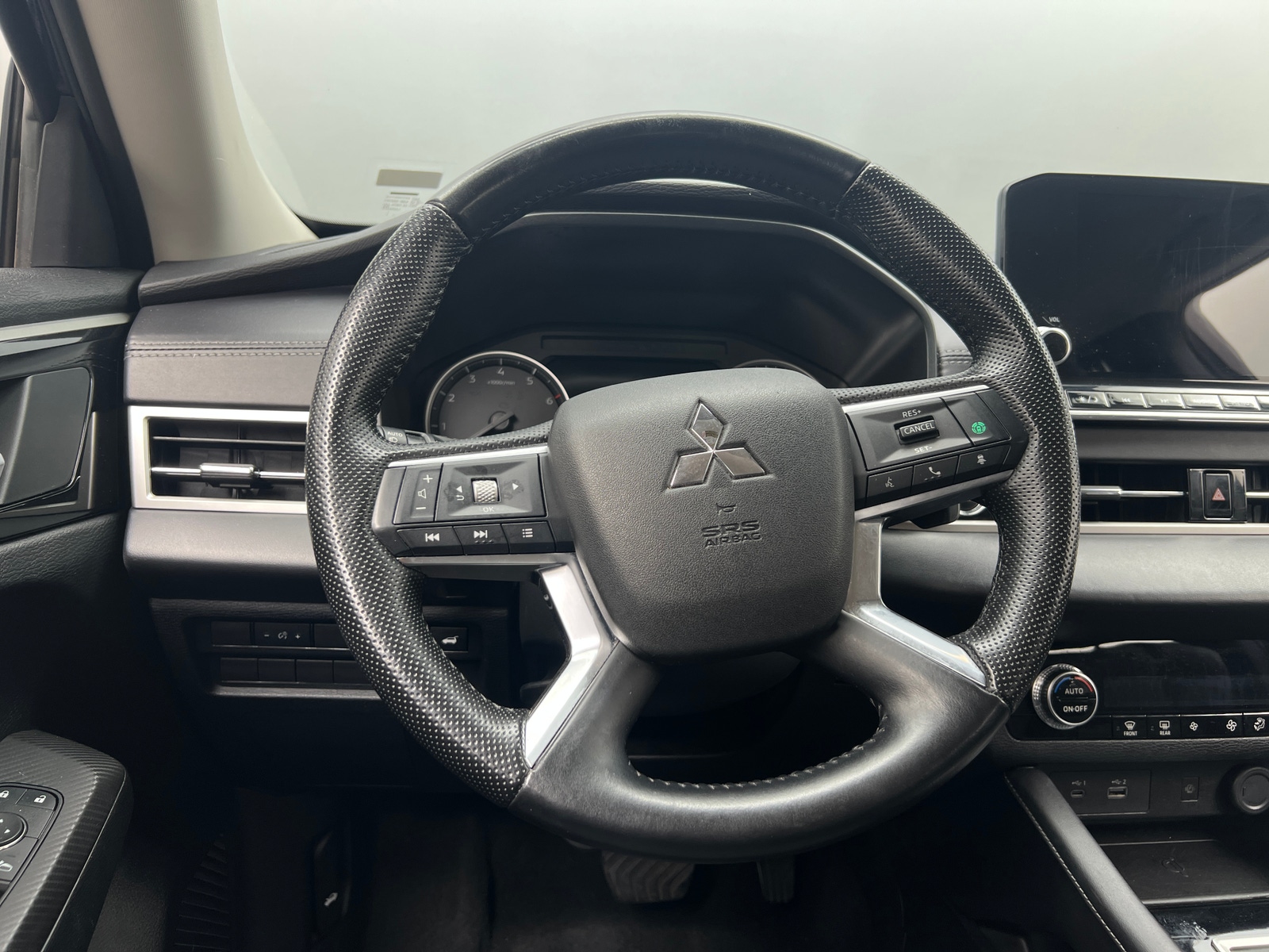 Thumbnail: 2024 Mitsubishi Outlander - 4