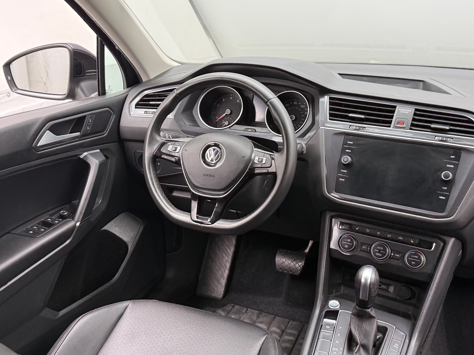 Thumbnail: 2020 Volkswagen Tiguan - 4