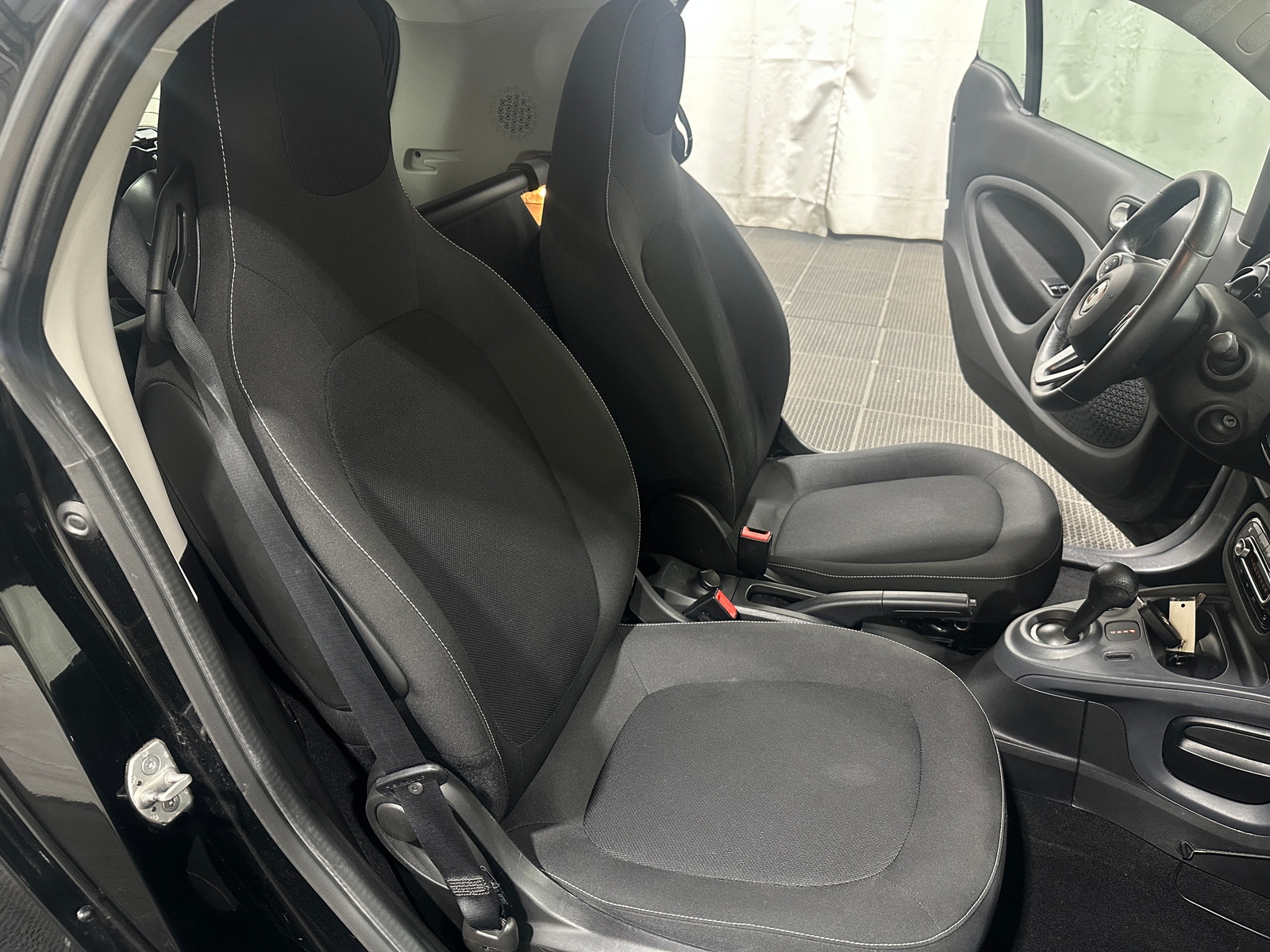 Thumbnail: 2019 smart fortwo - 2