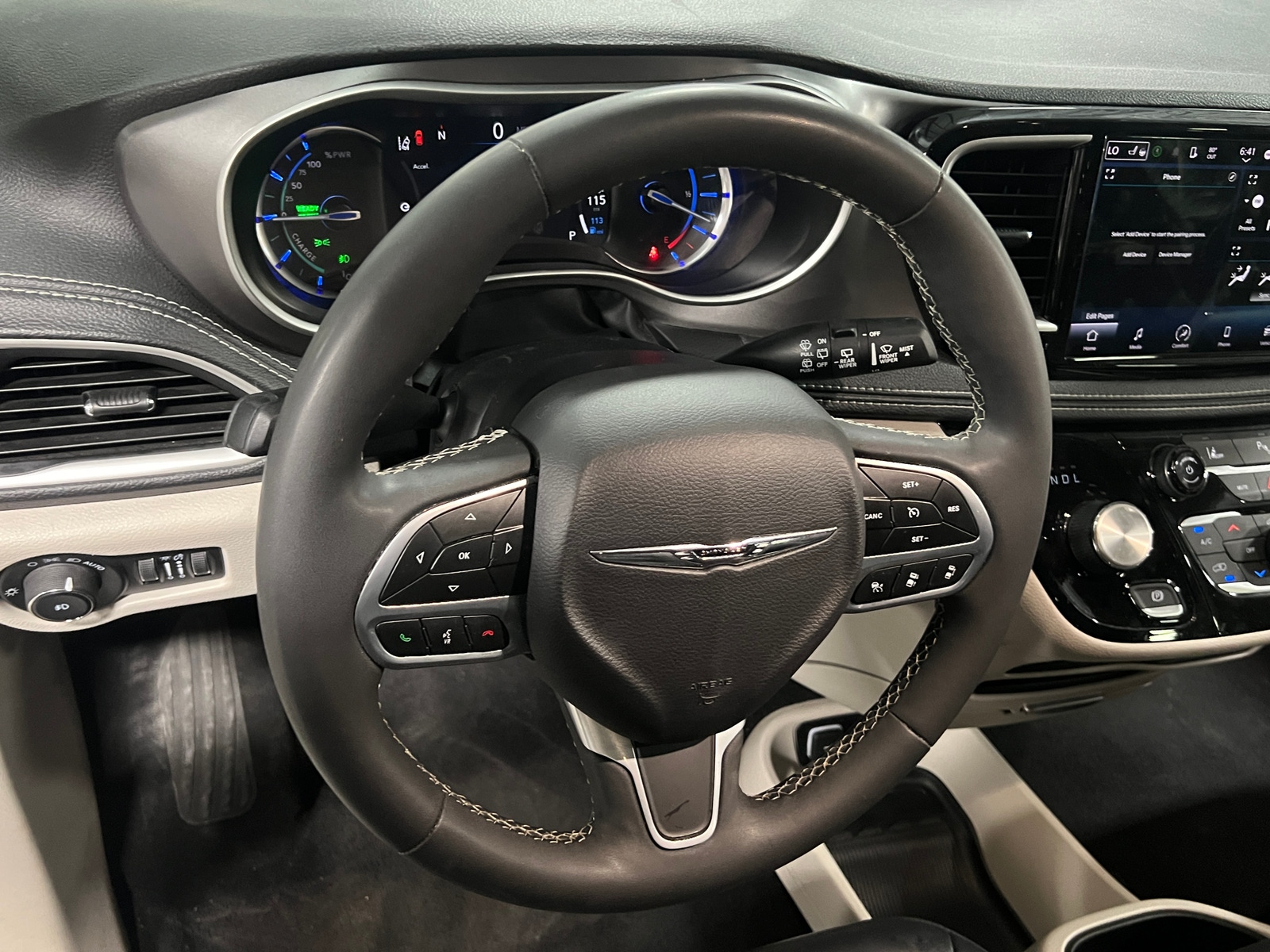 Thumbnail: 2023 Chrysler Pacifica - 4