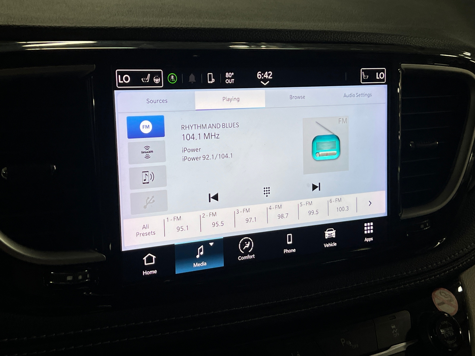 Thumbnail: 2023 Chrysler Pacifica - 3