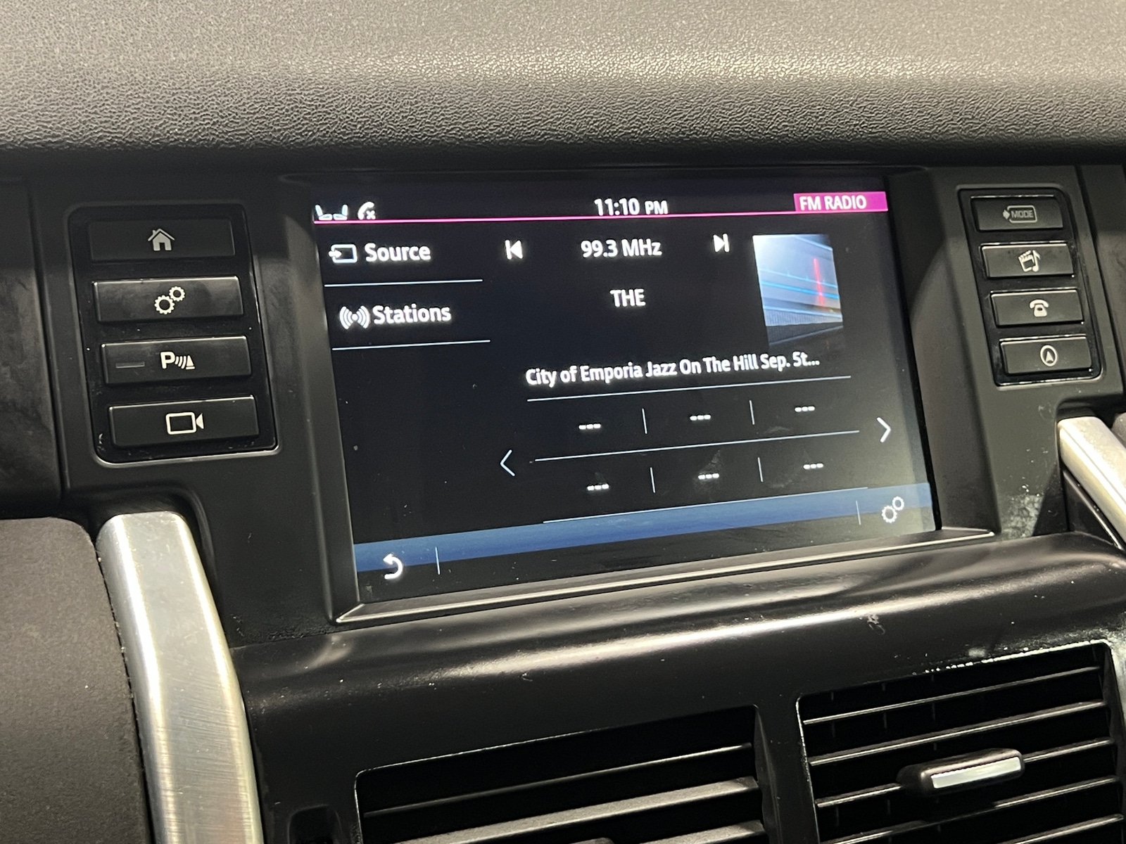 Thumbnail: 2018 Land Rover Discovery Sport - 4