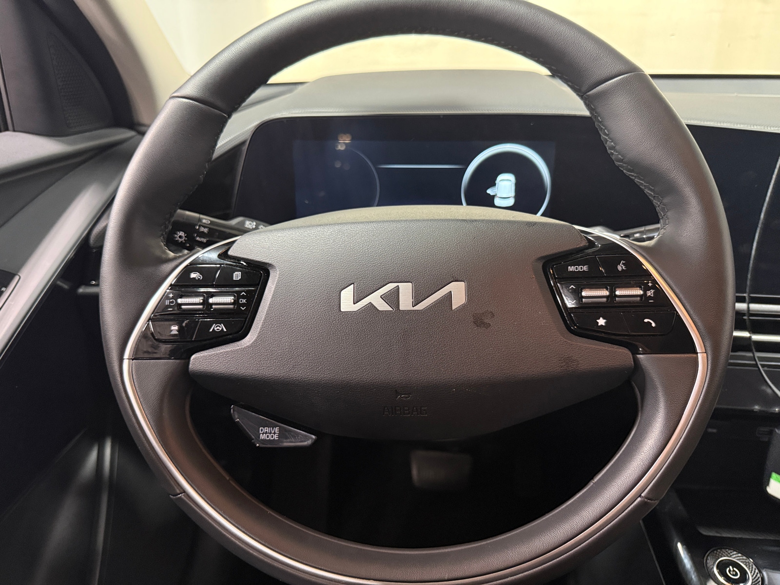 Thumbnail: 2023 Kia Niro - 4
