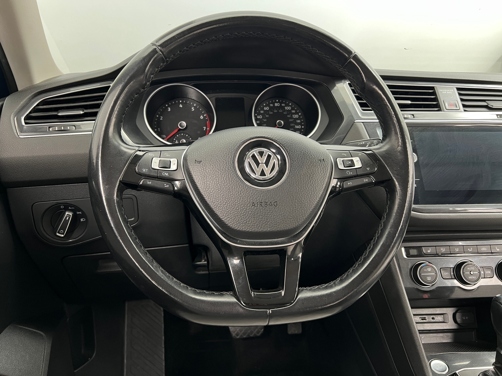 Thumbnail: 2018 Volkswagen Tiguan - 4