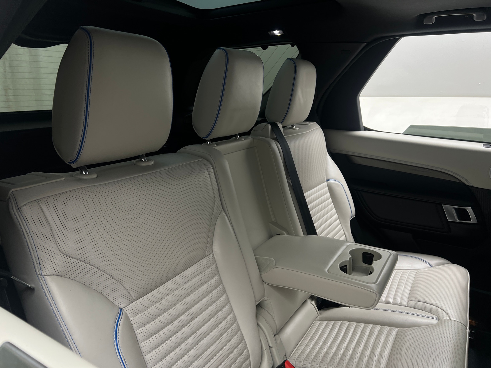 Thumbnail: 2017 Land Rover Discovery - 6