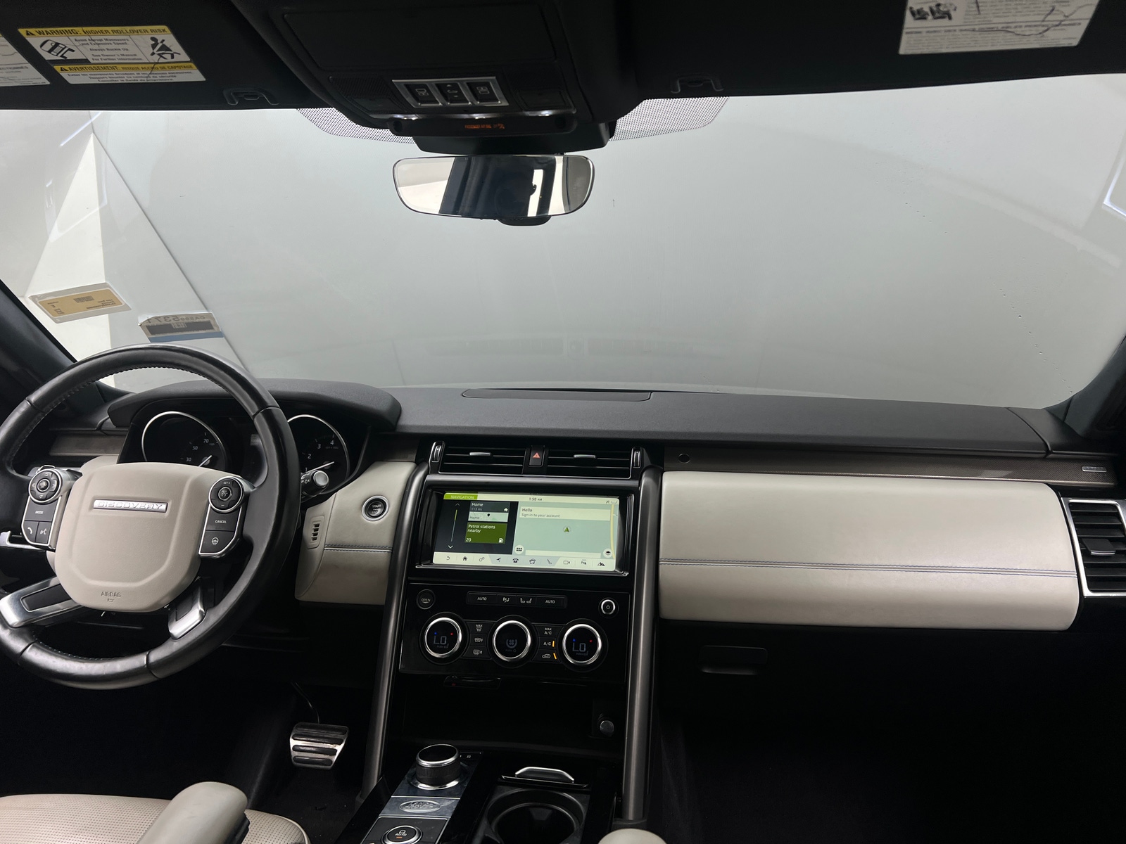 Thumbnail: 2017 Land Rover Discovery - 3