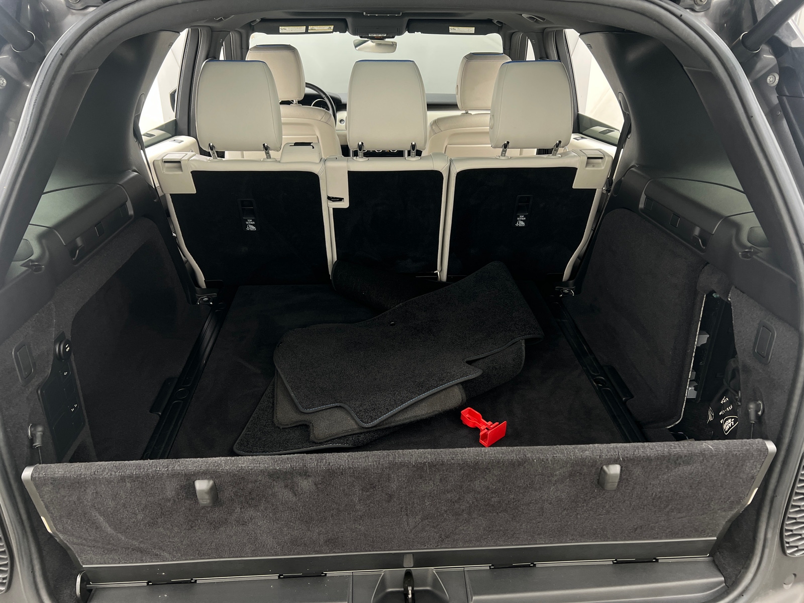 Thumbnail: 2017 Land Rover Discovery - 7