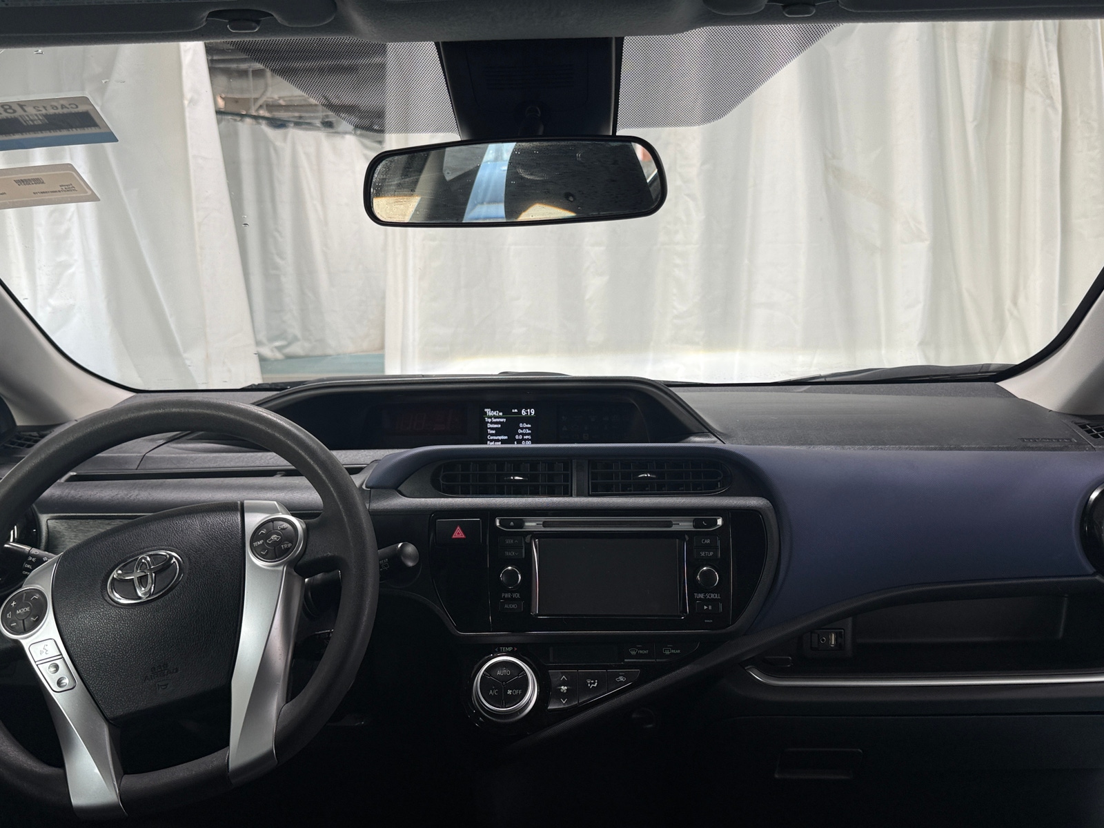 Thumbnail: 2017 Toyota Prius c - 3