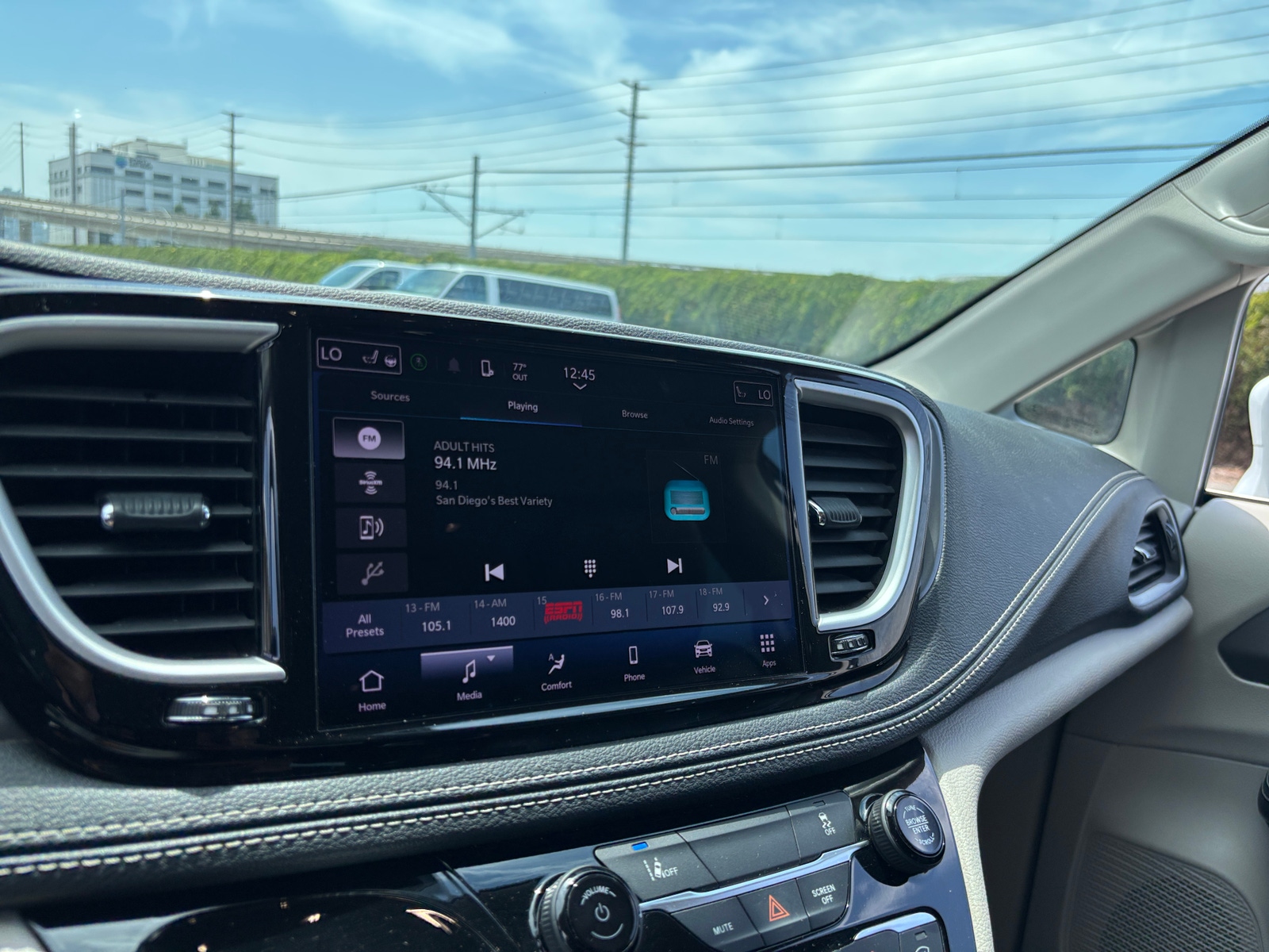 Thumbnail: 2022 Chrysler Pacifica - 4