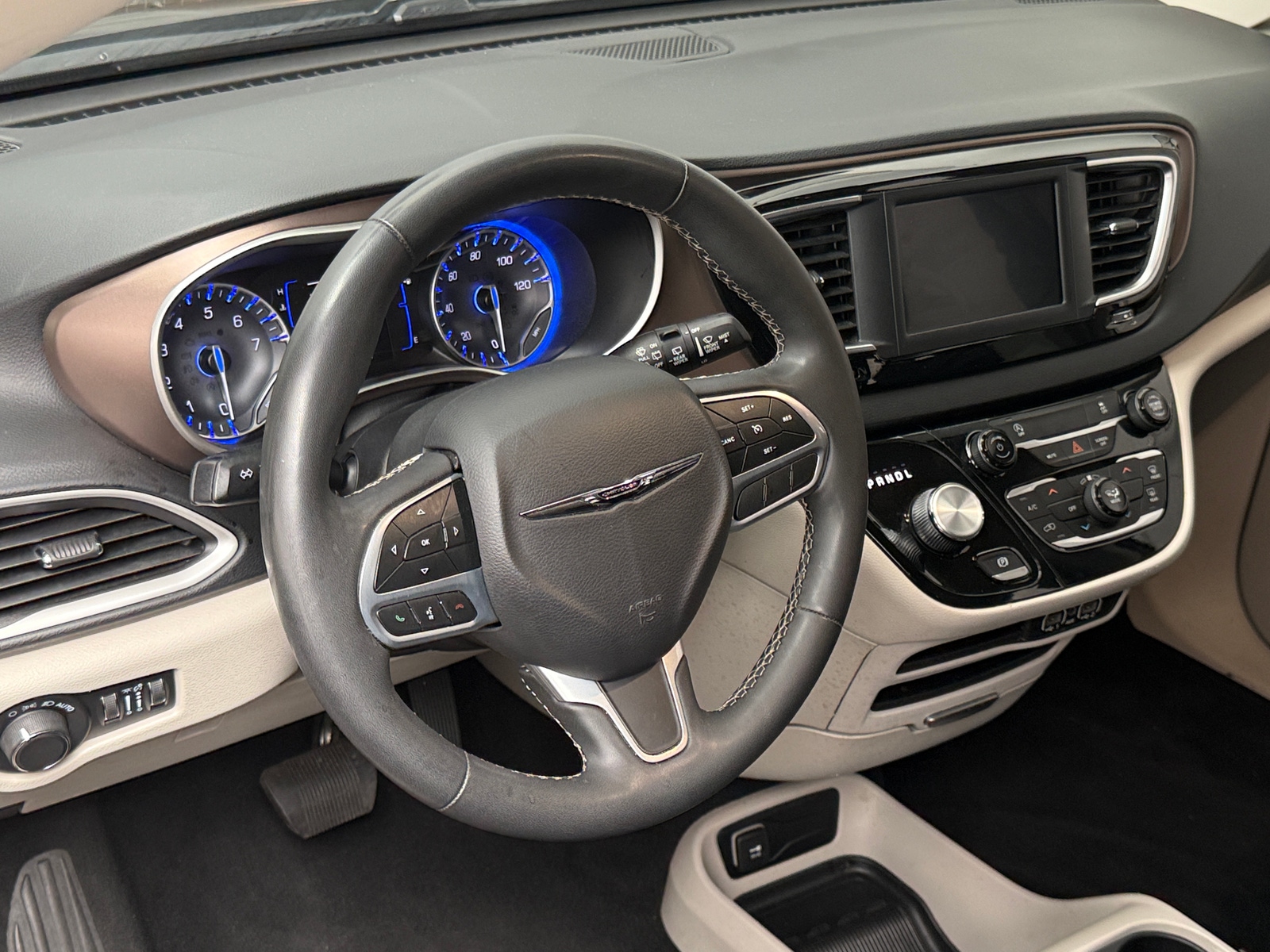 Thumbnail: 2023 Chrysler Voyager - 5