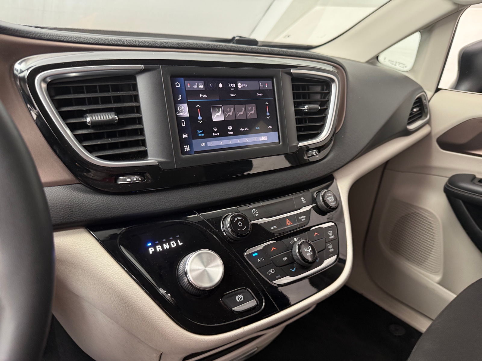Thumbnail: 2023 Chrysler Voyager - 4
