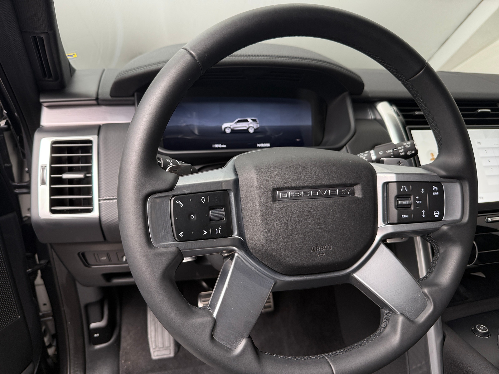 Thumbnail: 2025 Land Rover Discovery - 4