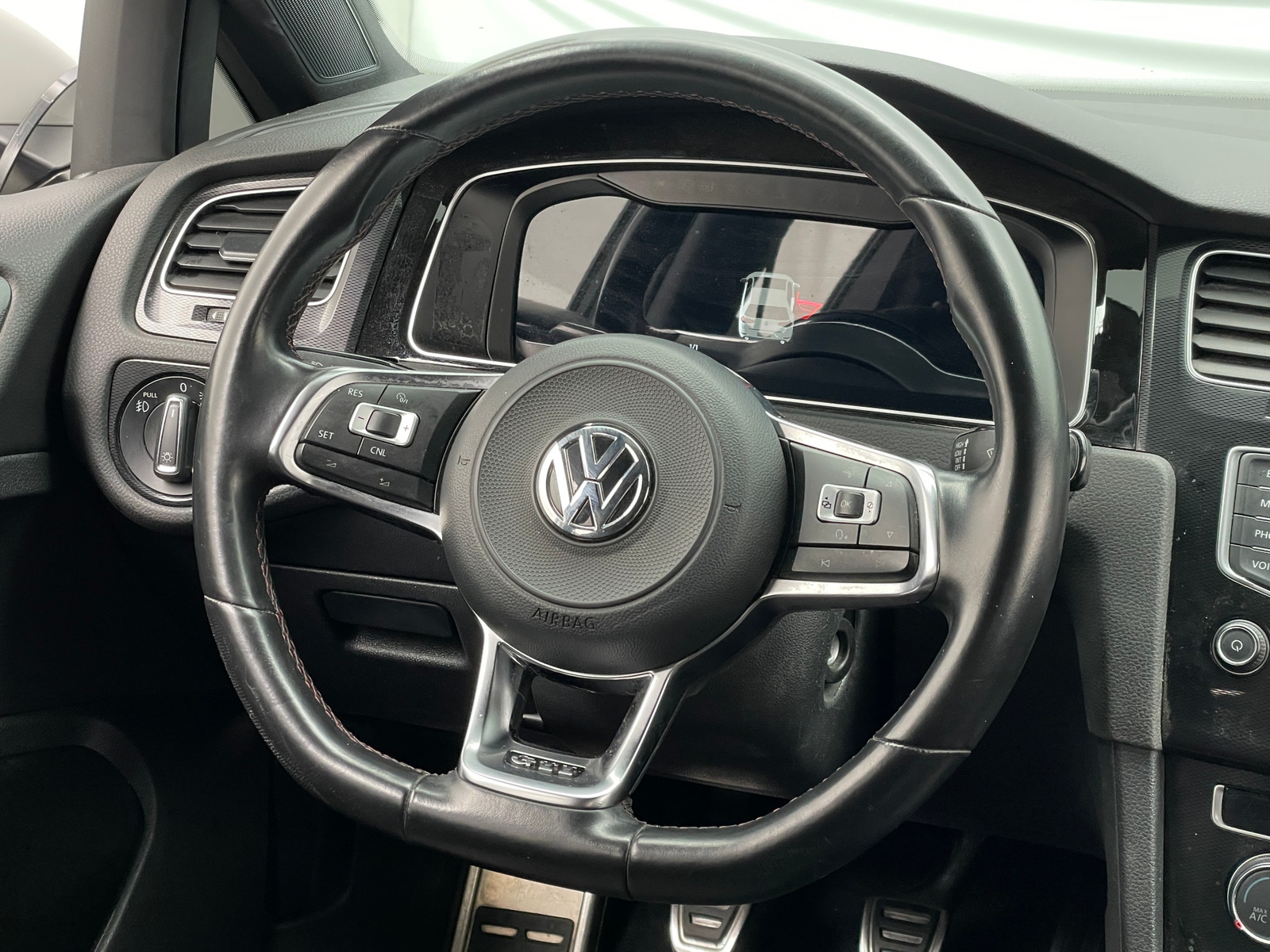 Thumbnail: 2017 Volkswagen Golf - 5