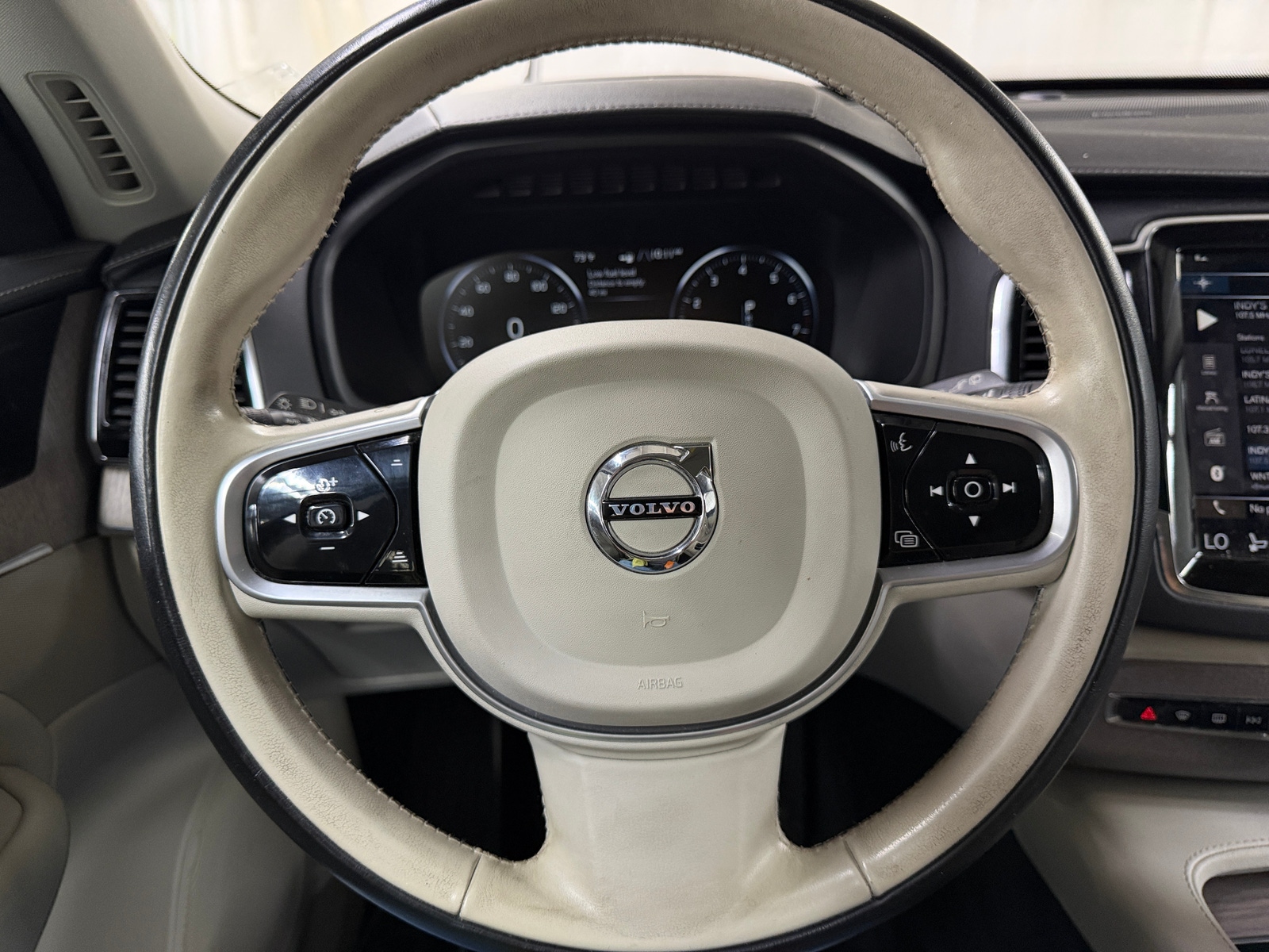 Thumbnail: 2022 Volvo XC90 - 4
