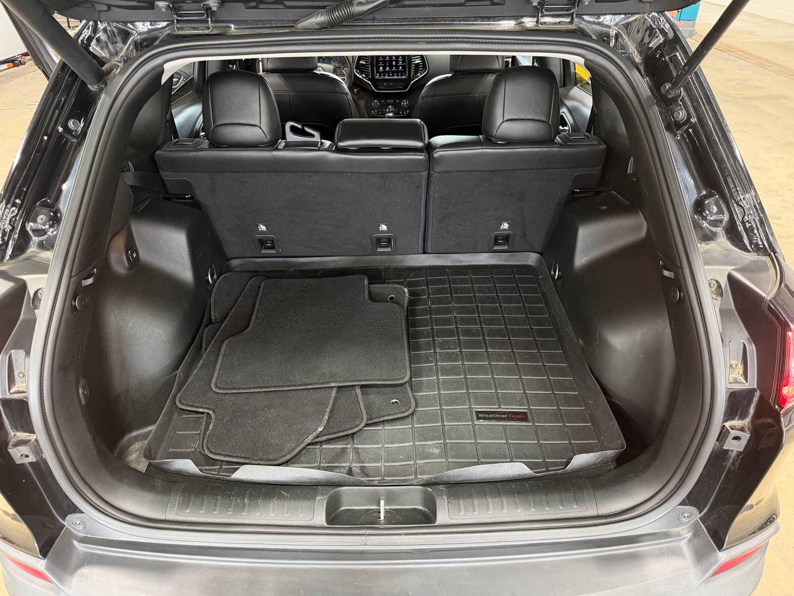 Thumbnail: 2019 Jeep Cherokee - 6