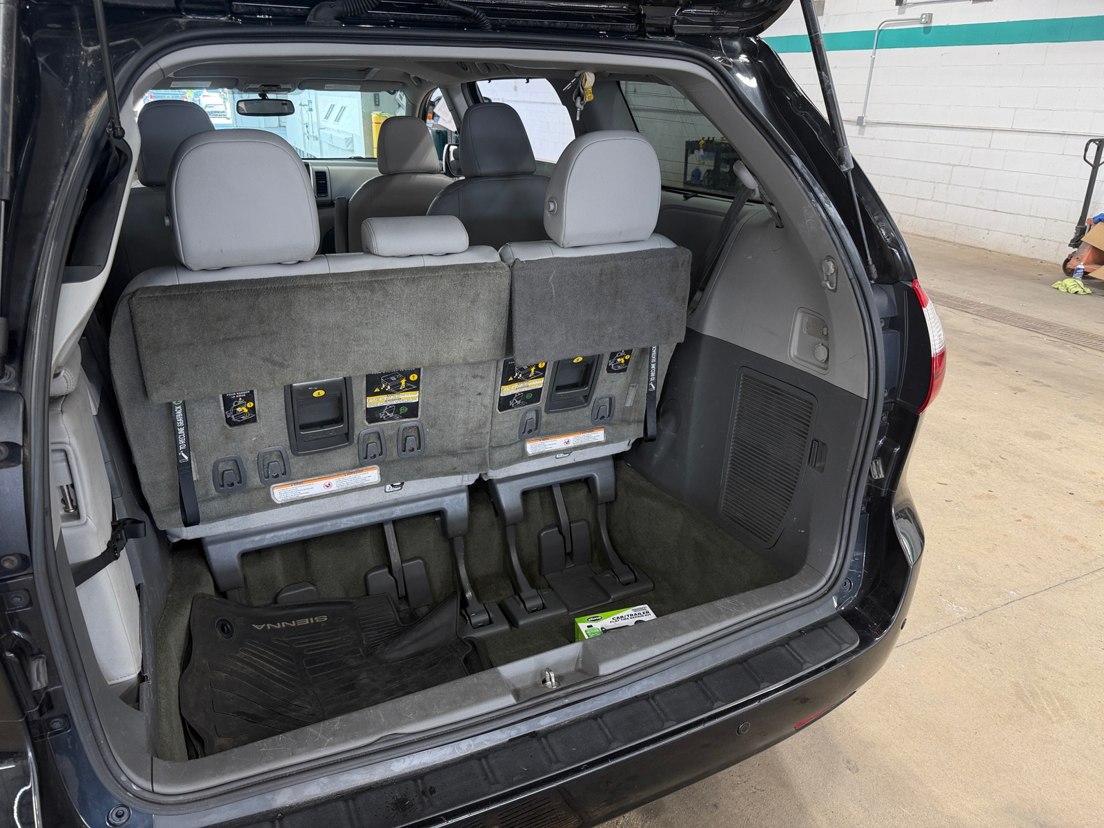 Thumbnail: 2017 Toyota Sienna - 6