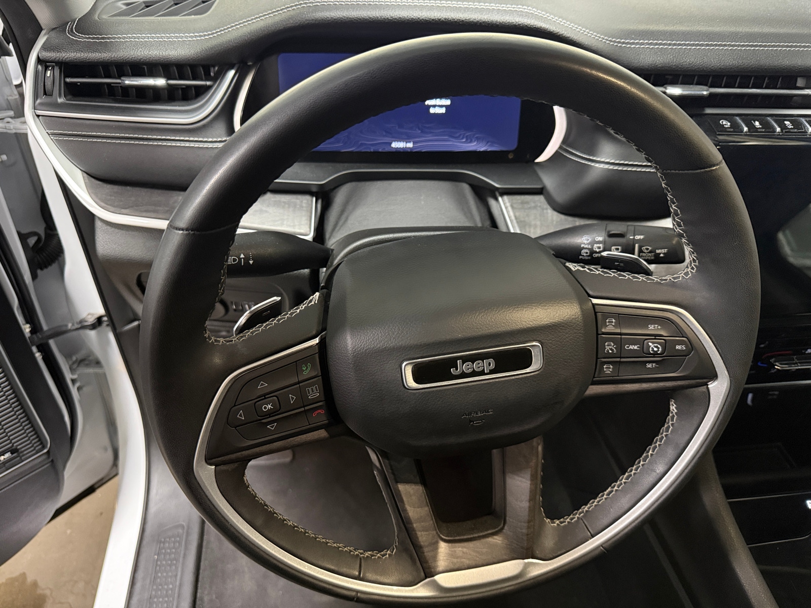 Thumbnail: 2023 Jeep Grand Cherokee L - 4