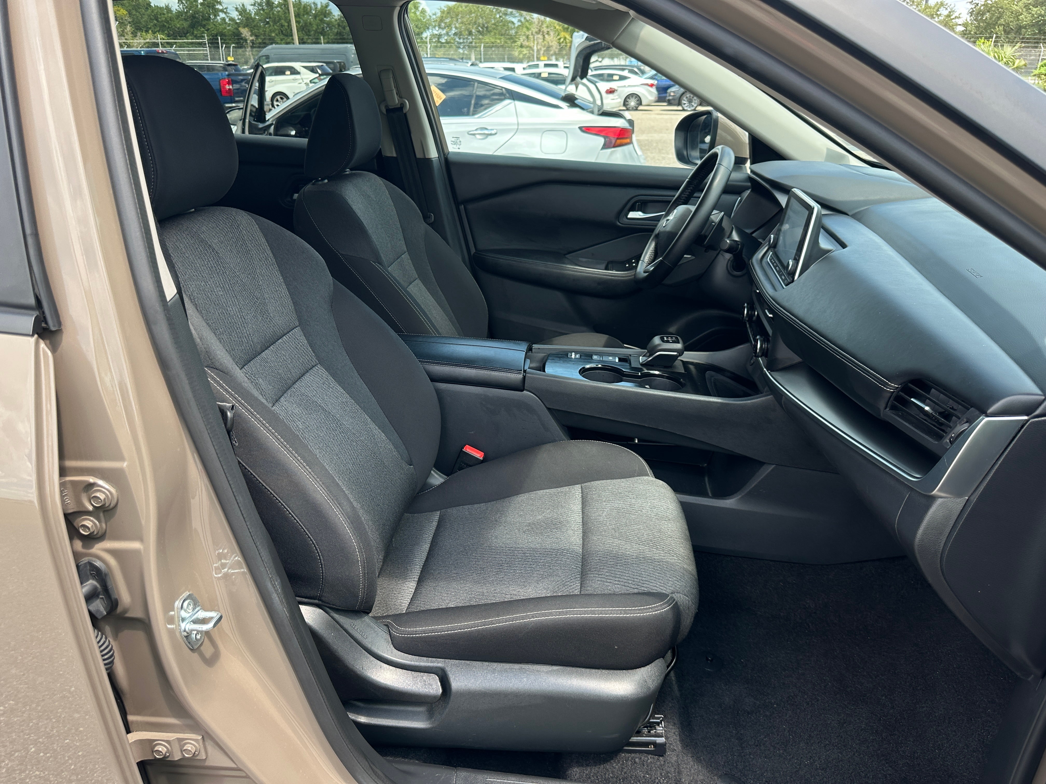 2025 Nissan Rogue SV - Photo 2