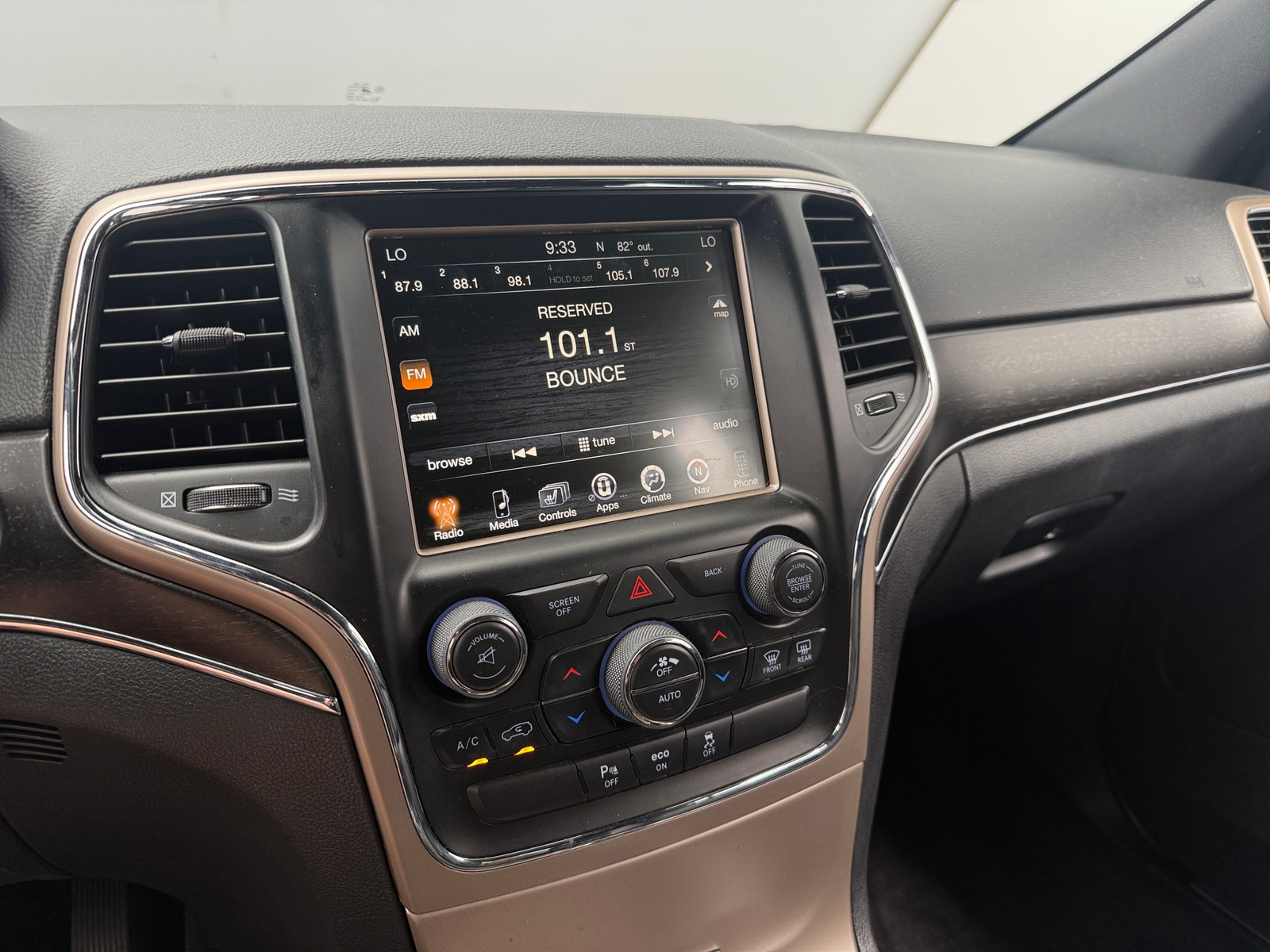 Thumbnail: 2015 Jeep Grand Cherokee - 3