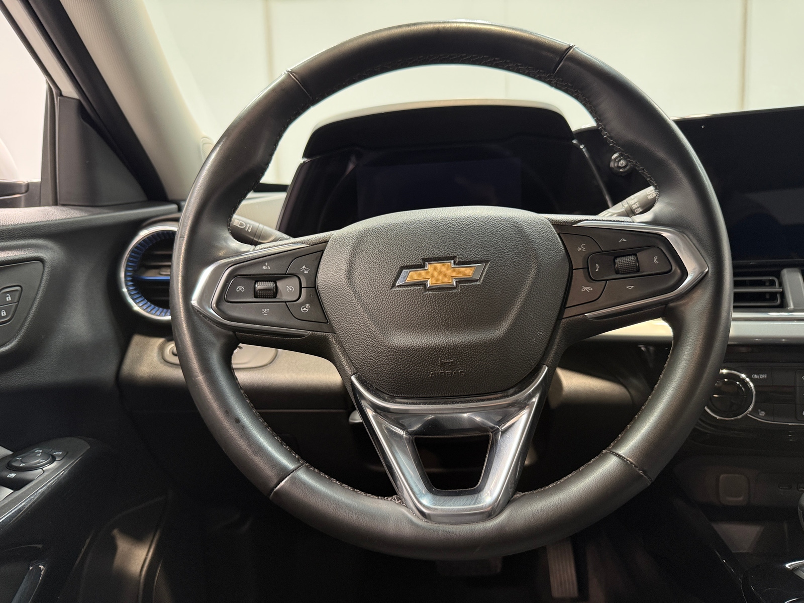 Thumbnail: 2025 Chevrolet Trax - 4