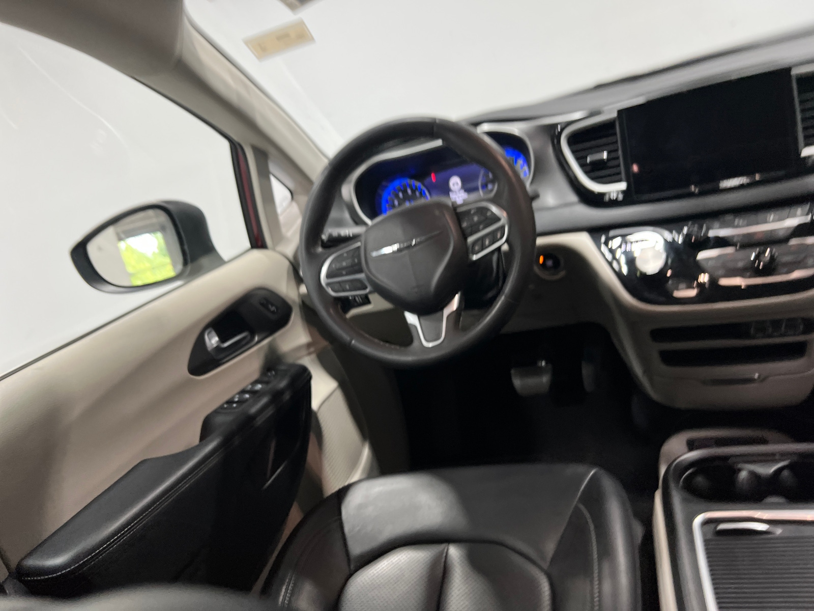 Thumbnail: 2023 Chrysler Pacifica - 4