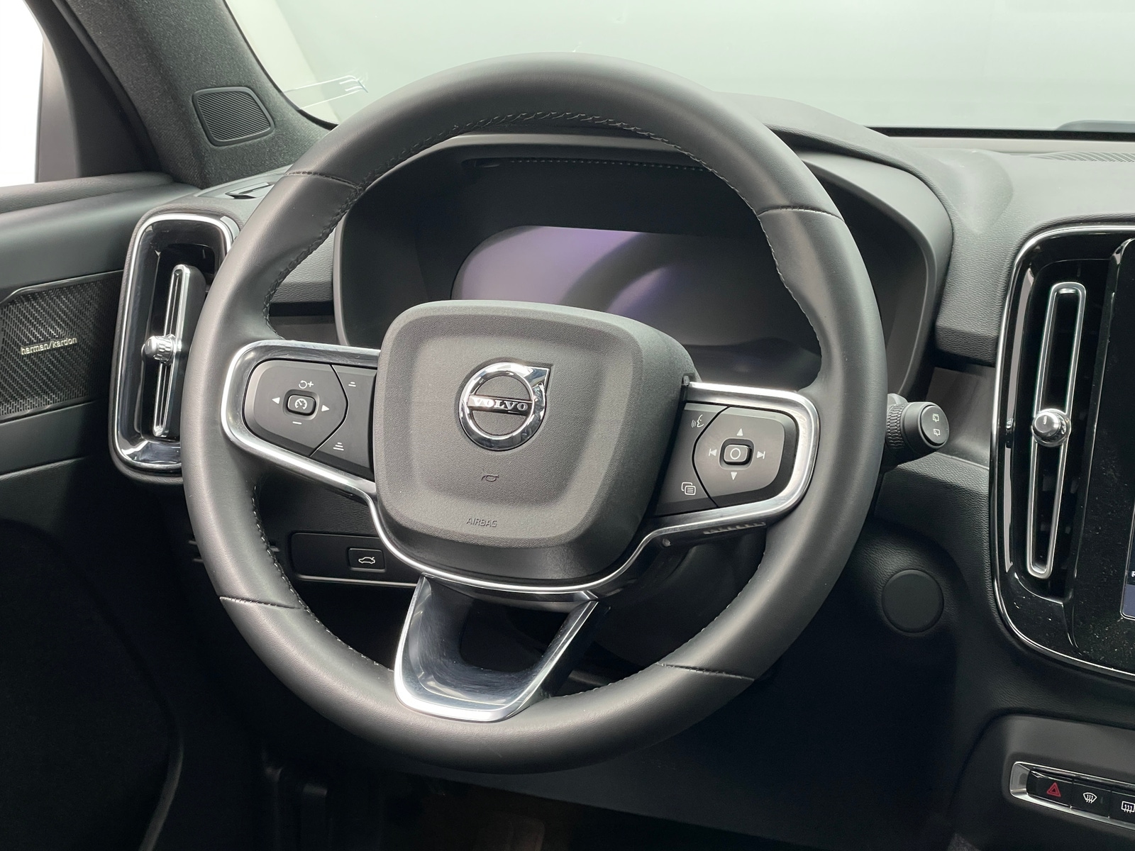 Thumbnail: 2023 Volvo XC40 - 4