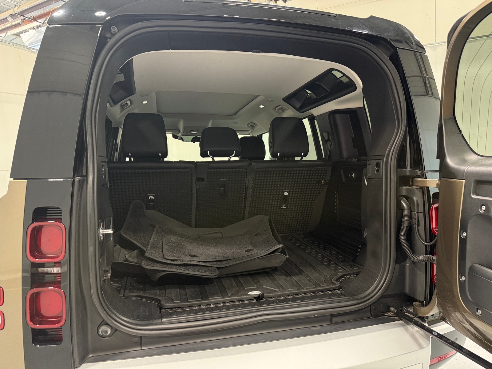 Thumbnail: 2020 Land Rover Defender - 6