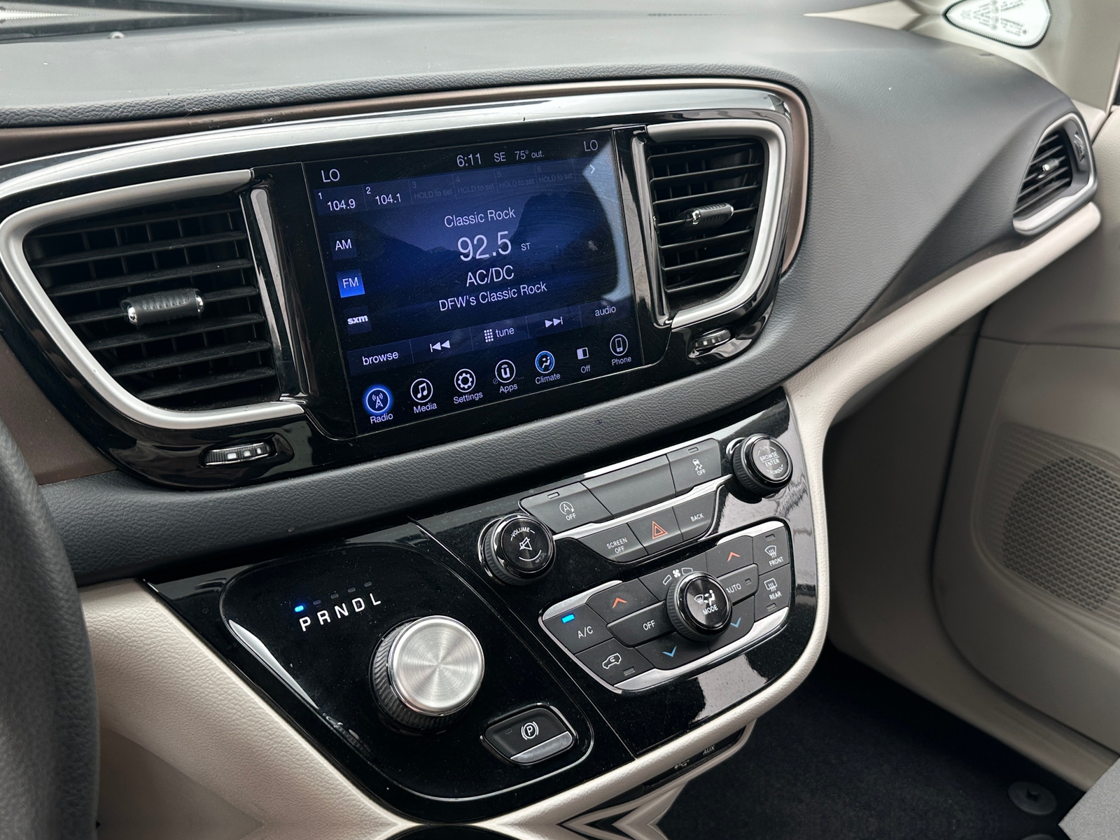 Thumbnail: 2017 Chrysler Pacifica - 4