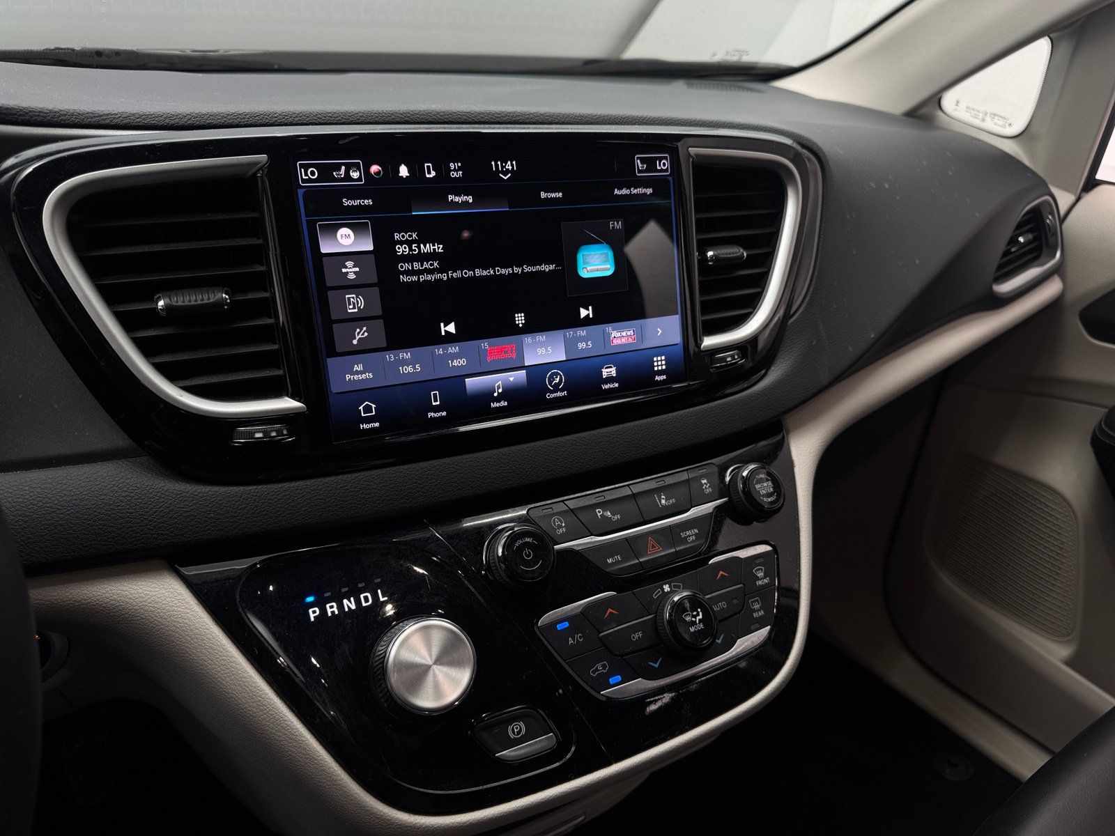 Thumbnail: 2023 Chrysler Pacifica - 3