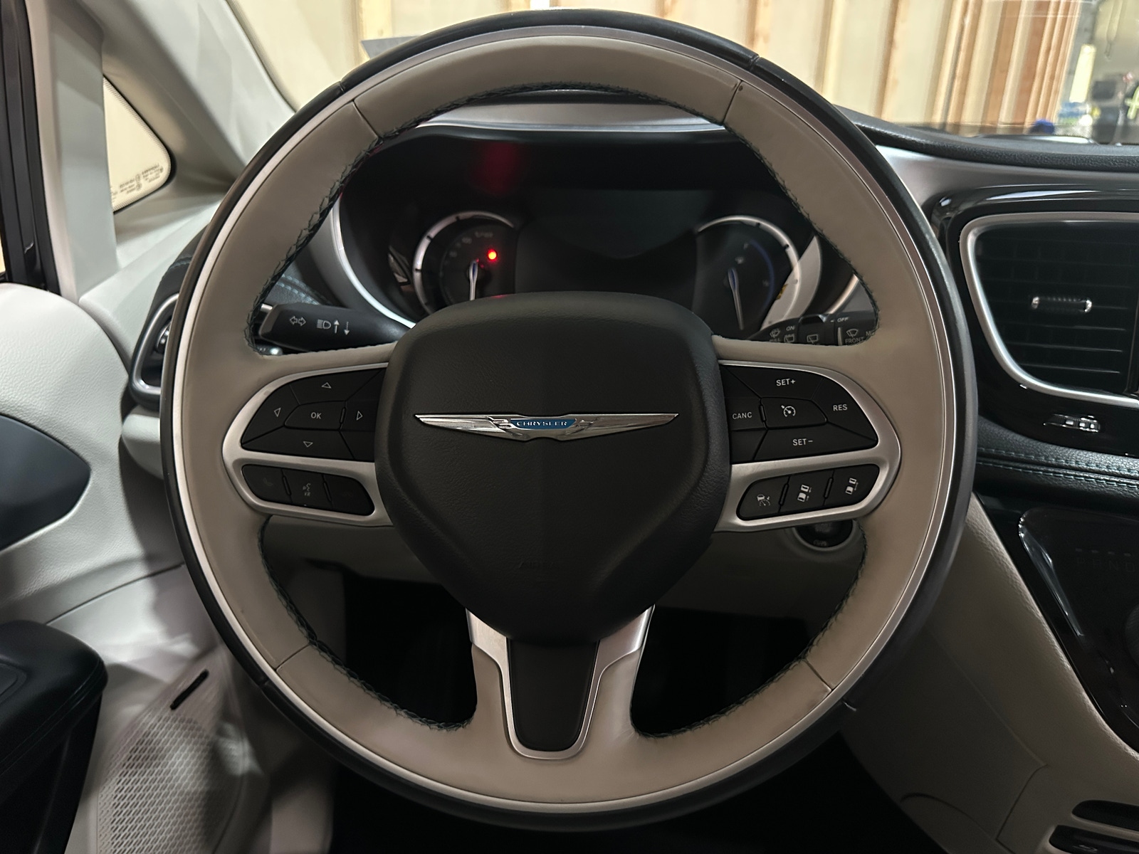 Thumbnail: 2018 Chrysler Pacifica - 4